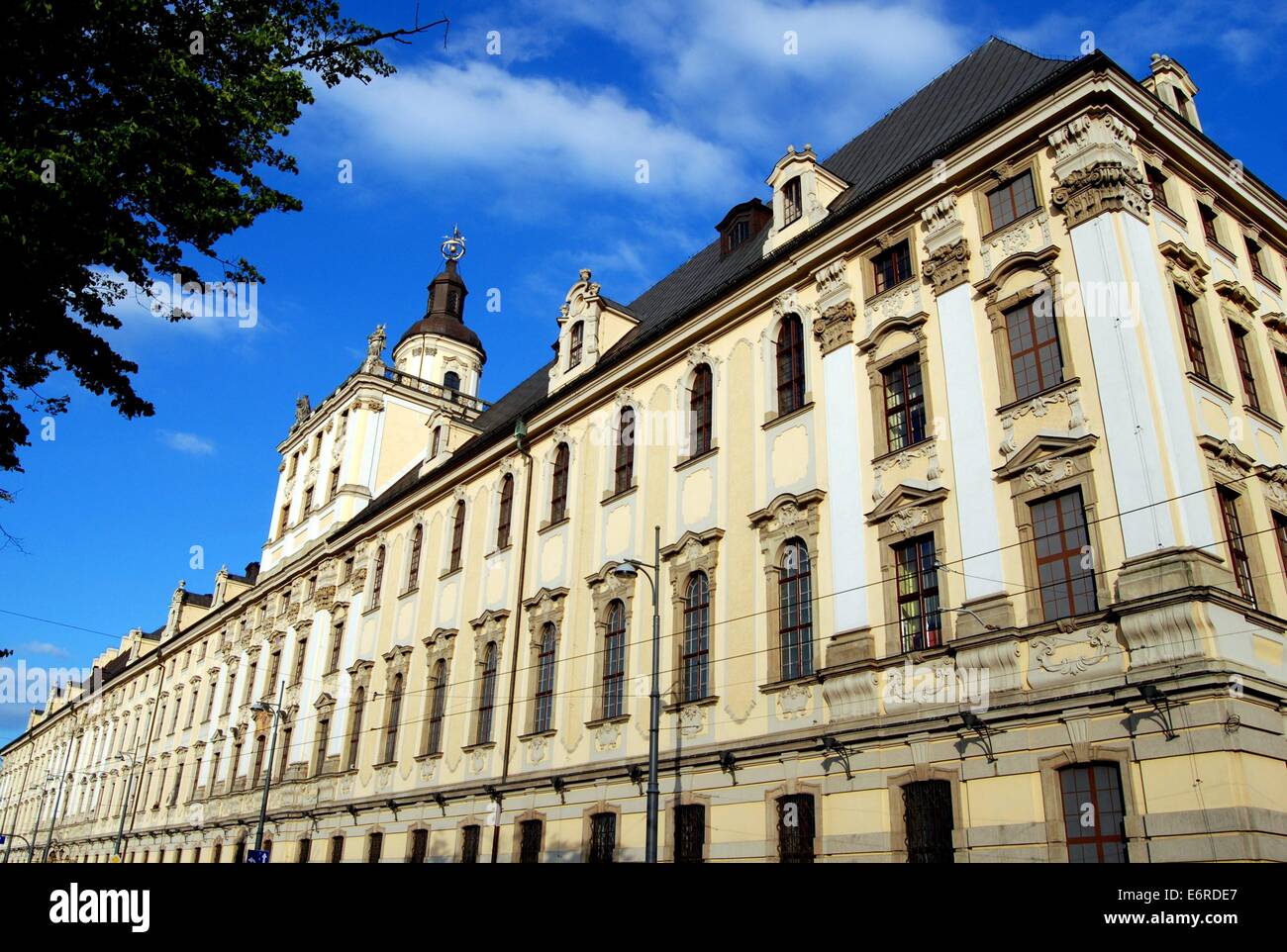 WROCLAW, Polen: Elegante Fassade des c. 1670 Barock Universitätsgebäude liegt an den Ufern des Flusses Oder Stockfoto