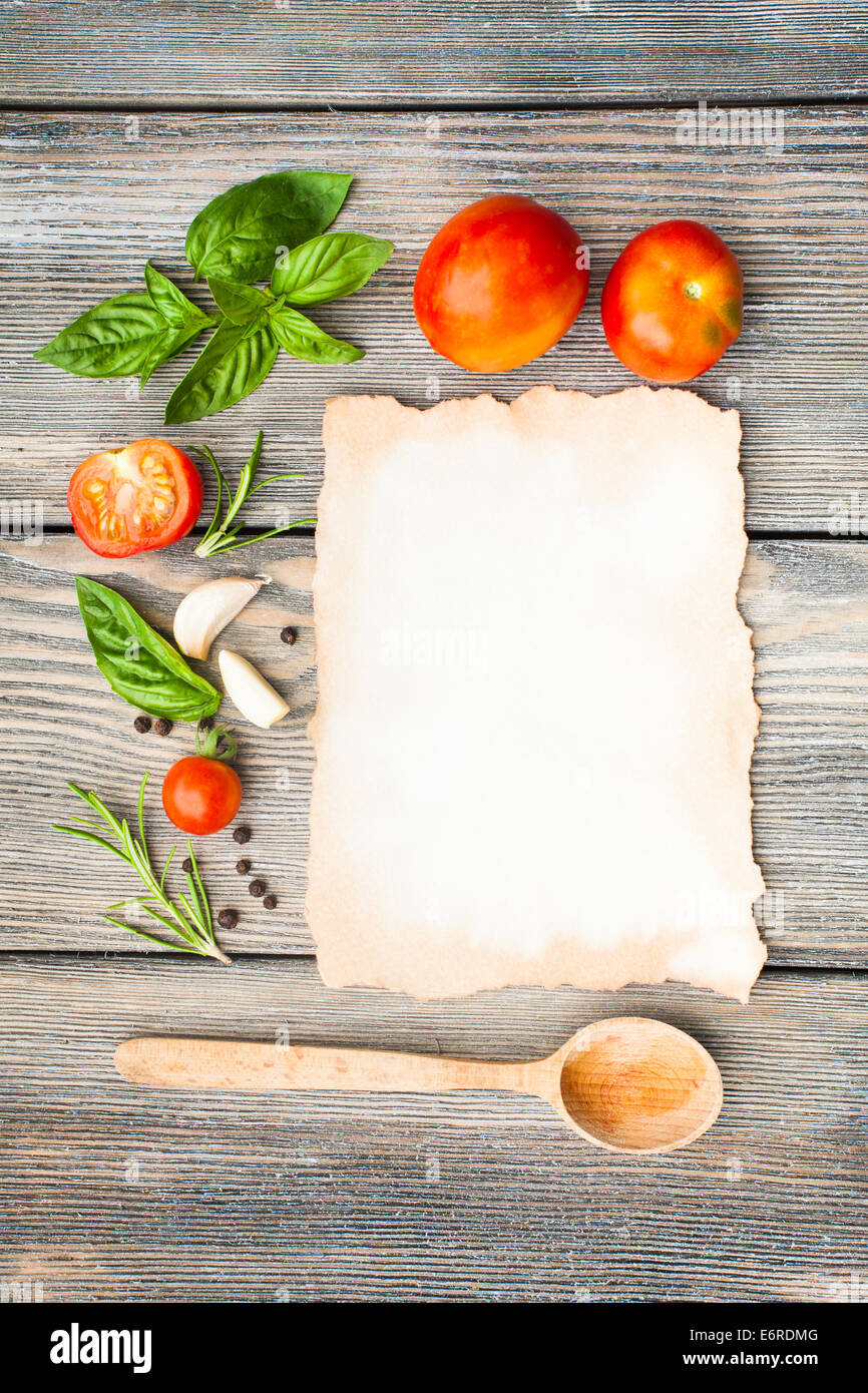 Leere alte im Alter von Papier mit textfreiraum nach Rezept mit Zutaten und Holzlöffel auf dem Tisch Stockfoto