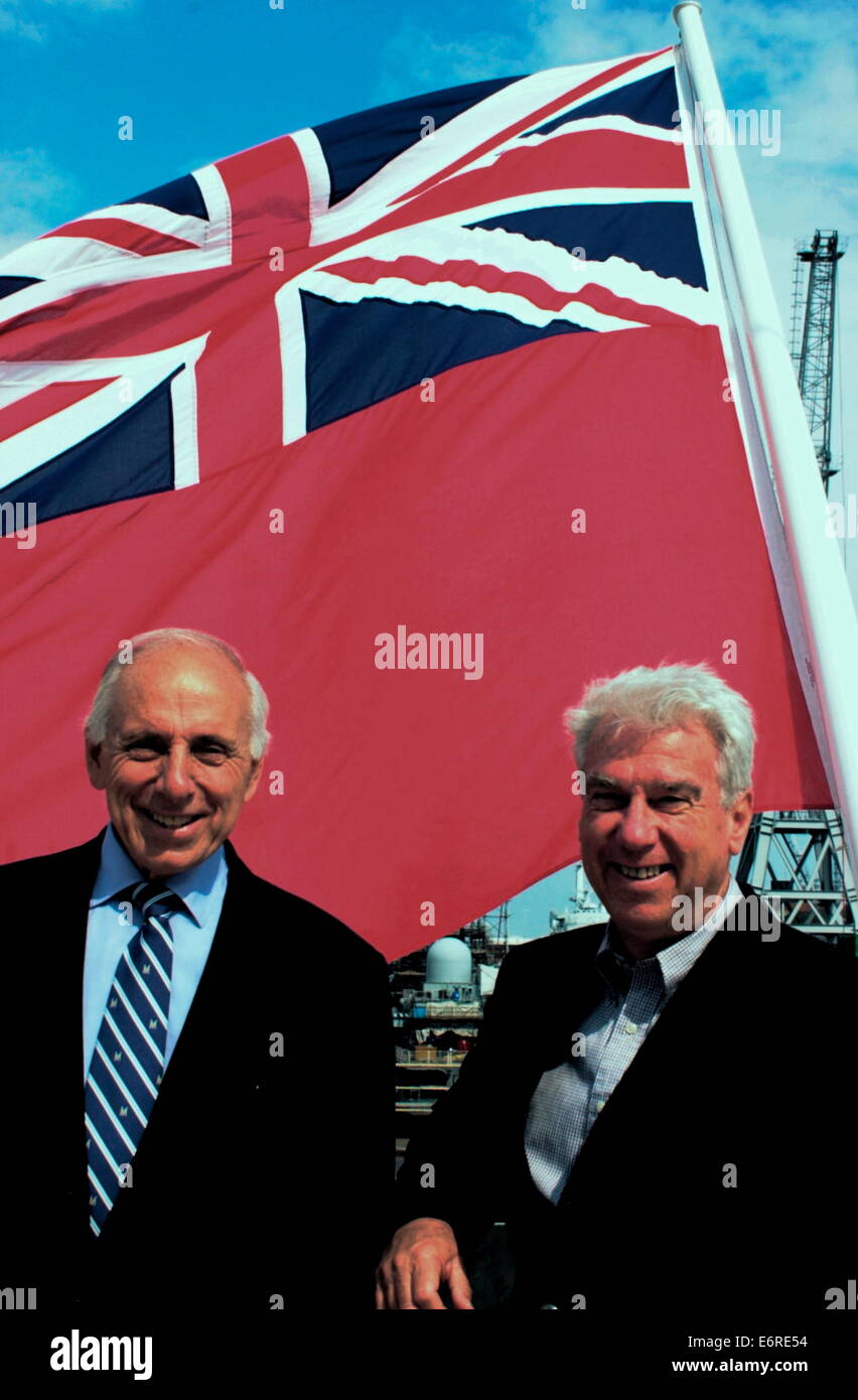 AJAXNETPHOTO. PORTSMOUTH, ENGLAND-GRÖSSTE YACHT-(L-R)MIRABELLA V BESITZER JOE VITTORIA UND YACHT DESIGNER RON HOLLAND.FOTO: JONATHAN EASTLAND/AJAX Stockfoto