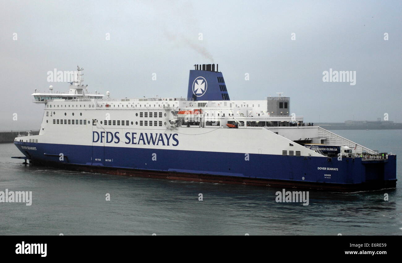 AJAXNETPHOTO. SEPTEMBER 2013. DOVER, ENGLAND. - AUTO UND PASSAGIERFÄHRE DFDS SEAWAYS KOMMEN AN. FOTO: JONATHAN EASTLAND/AJAX REF:D132209 3344 Stockfoto