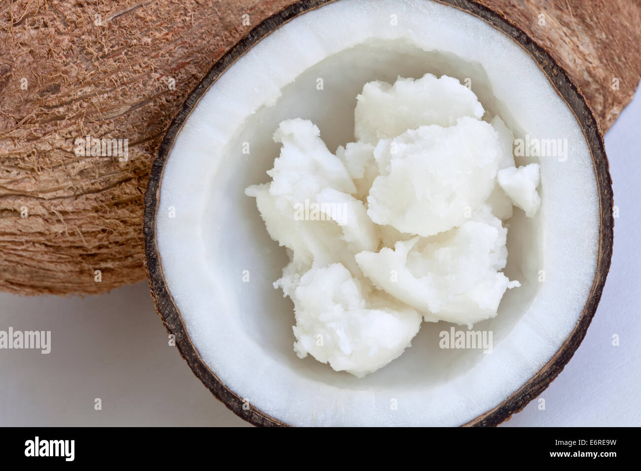 Solide Kokosöl in halbierten Nuss. Stockfoto