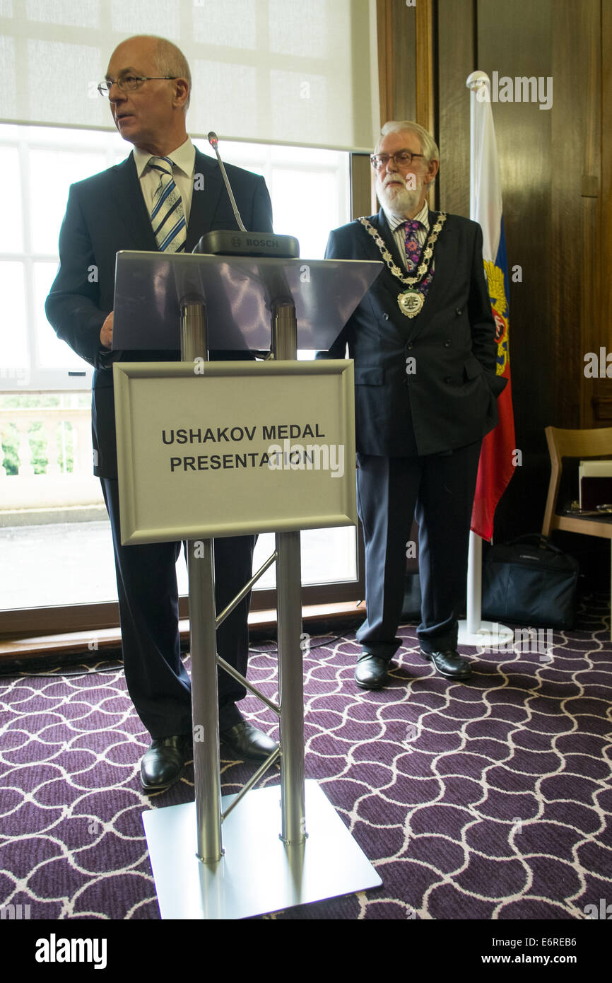 Trowbridge, Wiltshire, UK. 29. August 2014. Veteranen aus über die Süd-West, die sub-Zero trotzte Temperaturen in der Arktis-Konvois wurden geehrt durch HE Dr. Alexander Yakovenko im Auftrag von Vladimir Putin in Zeremonie in Trowbridge heute zu erkennen, ihre Tapferkeit während der 2. Weltkrieg Credit: Paul Chambers/Alamy Live News Stockfoto