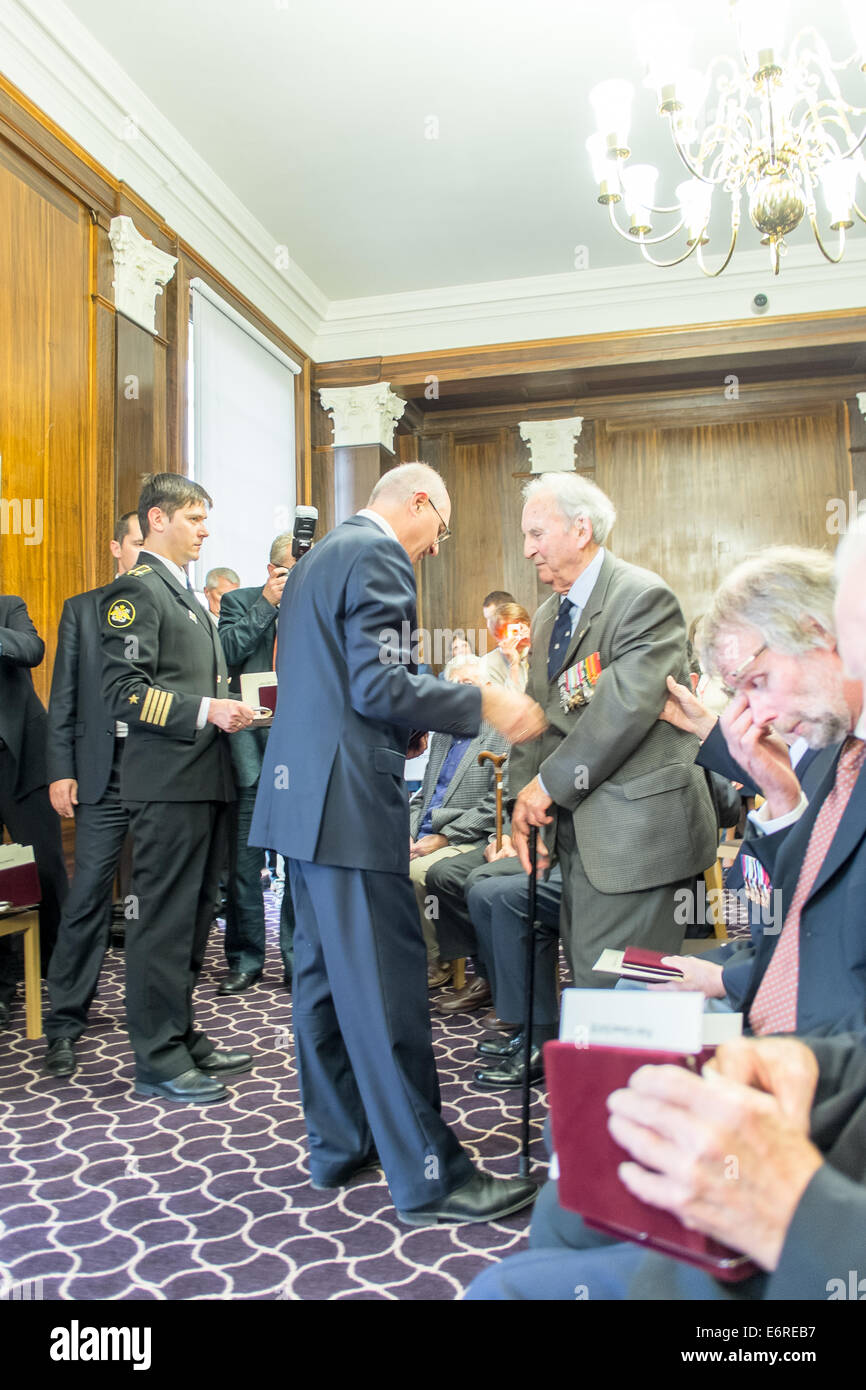 Trowbridge, Wiltshire, UK. 29. August 2014. Veteranen aus über die Süd-West, die sub-Zero trotzte Temperaturen in der Arktis-Konvois wurden geehrt durch HE Dr. Alexander Yakovenko im Auftrag von Vladimir Putin in Zeremonie in Trowbridge heute zu erkennen, ihre Tapferkeit während der 2. Weltkrieg Credit: Paul Chambers/Alamy Live News Stockfoto