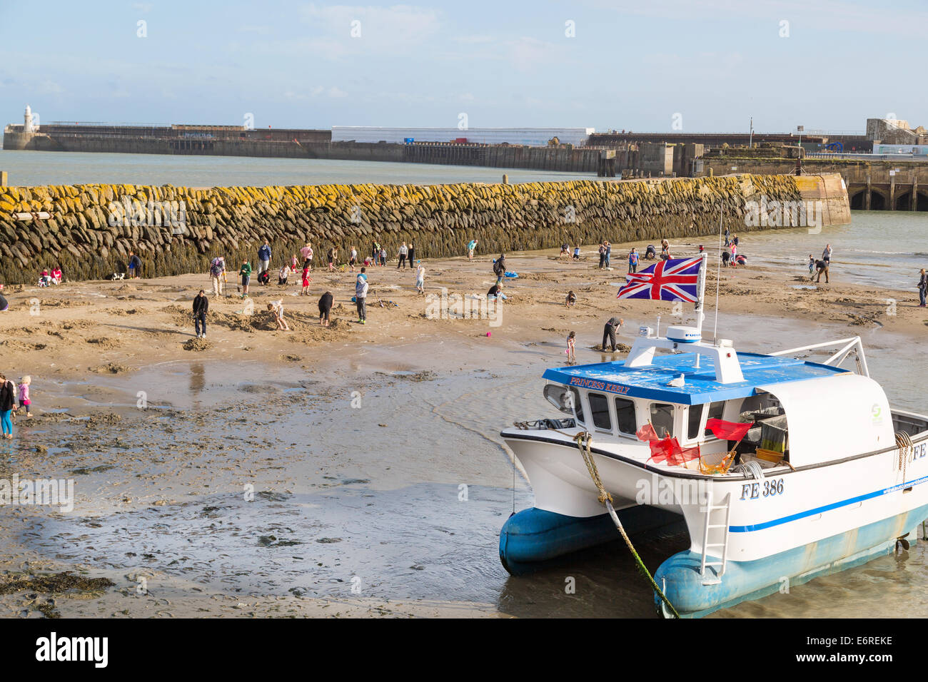 Folkestone, Großbritannien. 29. August 2014.  Der deutsche Künstler Michael Sailstorfer hat 30 Goldbarren begraben, die im Gesamtwert von £10.000 im Bereich Außenhafen von Folkestone, Kent. Die Schatzsucher sind erlaubt, kein Gold zu halten, die sie finden.  Das "Kunstwerk" bekannt als Folkestone gräbt ist Teil der 2014 Folkestone Triennale-Feier. Bildnachweis: Stephen Französisch/Alamy Live-Nachrichten Stockfoto