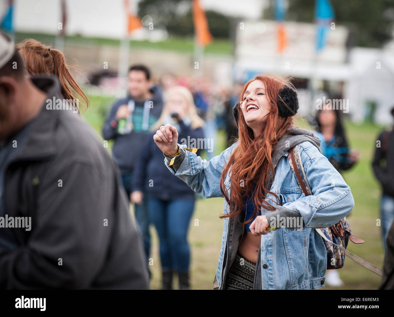 Stow Maries, UK. 29. August 2014. Eine junge weibliche Besucherin amüsiert sich auf dem Brownstock Festival. Das Brownstock-Festival feiert den 10. Jahrestag. Bildnachweis: Gordon Scammell/Alamy Live-Nachrichten Stockfoto