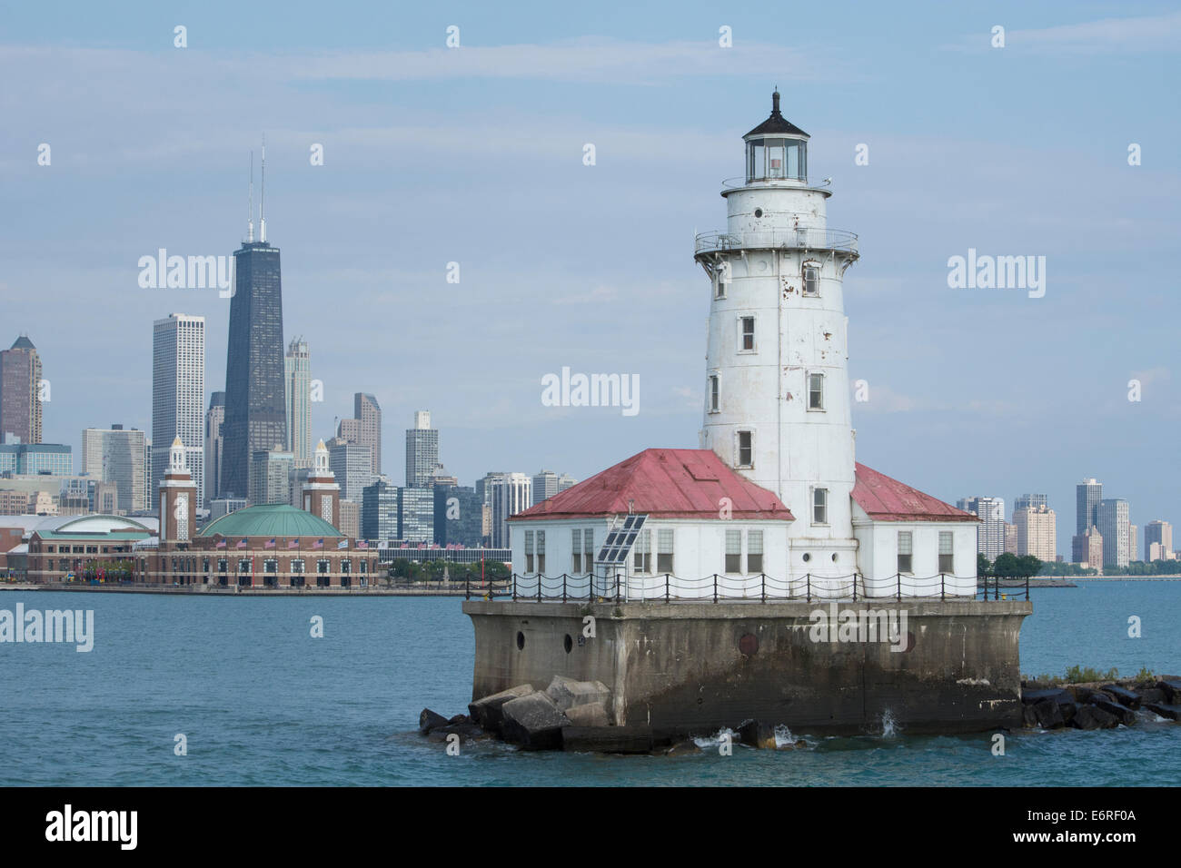 Illinois, Chicago, Lake Michigan. Historische Chicago Harbor Light mit Skyline der Stadt Chicago, Navy Pier. Stockfoto