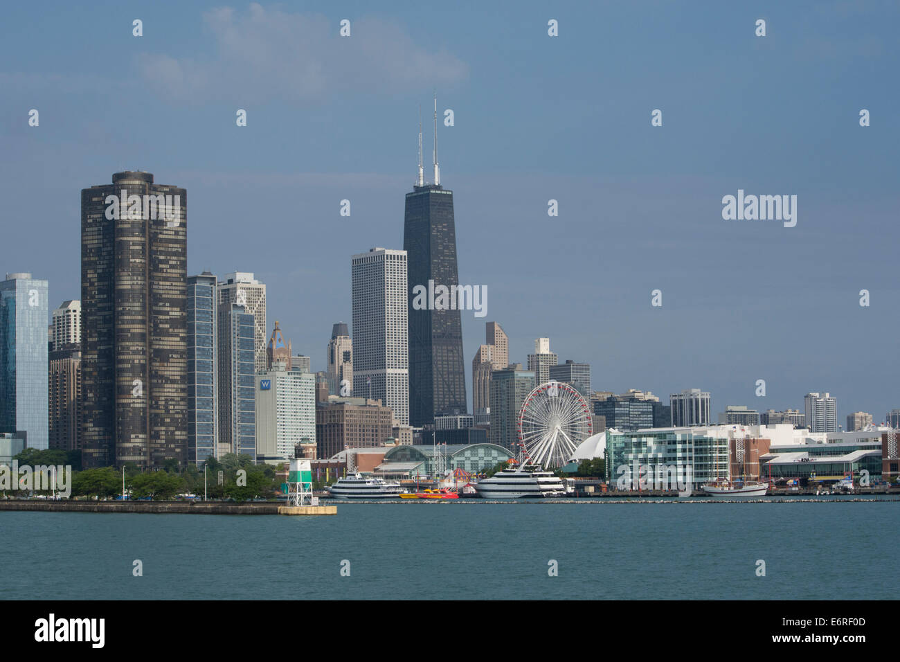 Illinois, Lake Michigan und Chicago. Navy Pier mit Skyline von Chicago entfernt, darunter das John Hancock. Stockfoto