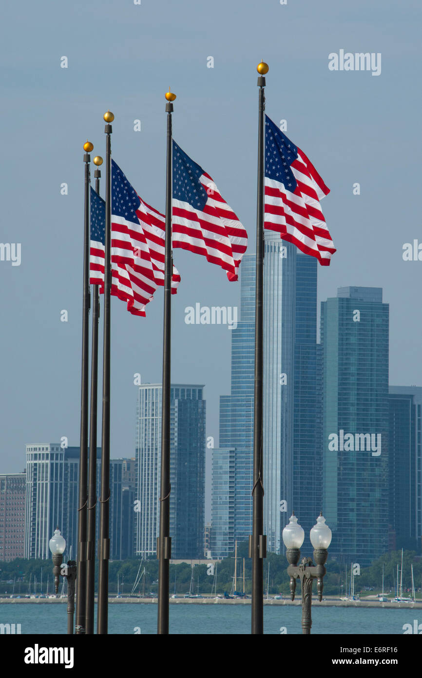 Illinois, Chicago. Navy Pier, US Flaggen fliegen vor der Skyline von Chicago. Stockfoto