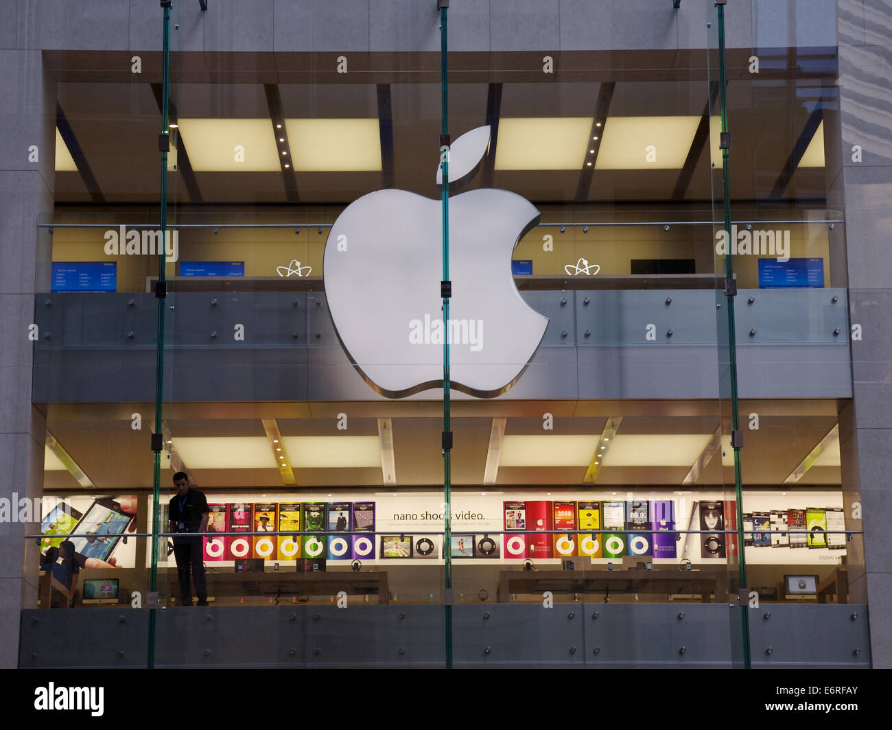 Apple Store Menschen beim Einkaufen für Computer Stockfoto