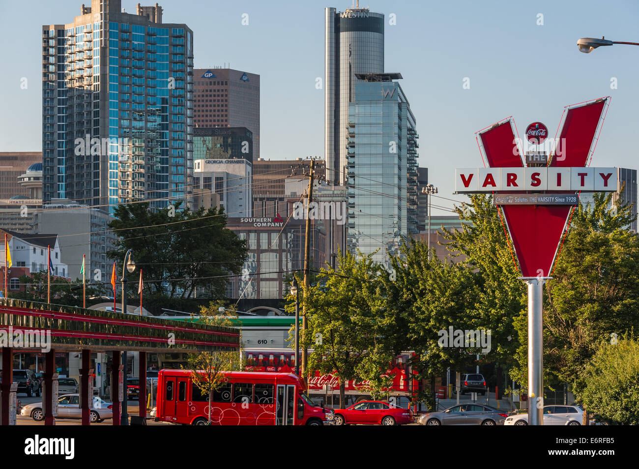 Ikonen der Innenstadt von Atlanta - The Varsity, Coca-Cola, Peachtree Plaza, W, Southern Company, GP, Hyatt Regency und der Polaris. Stockfoto