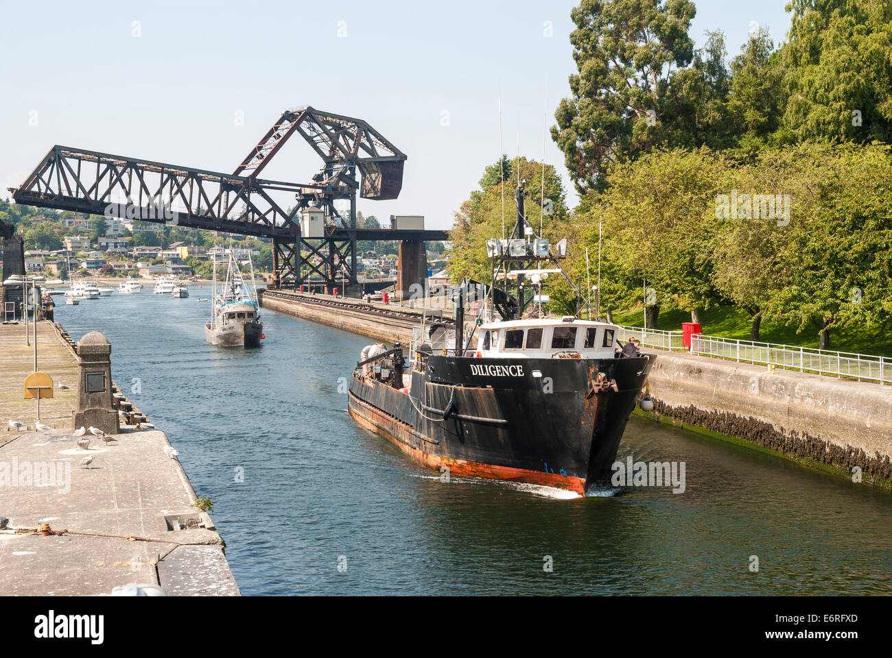 Zwei Schiffe in die große Schleuse bei Ballard Locks in Seattle, WA. Stockfoto