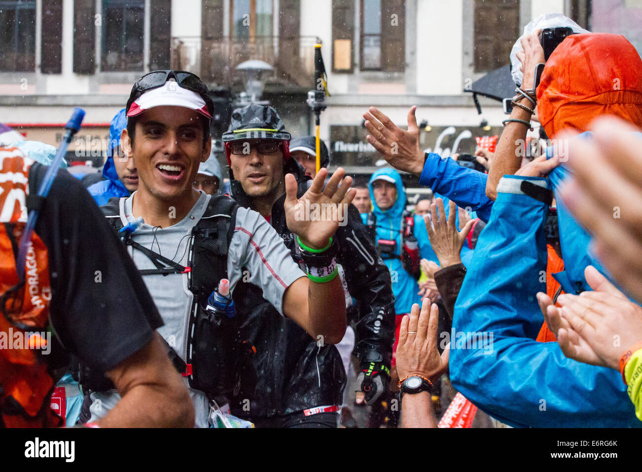 Chamonix Mont Blanc, Frankreich. 29. August 2014. UTMB begann im Regen von Chamonix Mont Blanc, Frankreich um 17.30 Uhr am 29.08.2014. Das Rennen führt durch 3 Alpenländer (Frankreich, Schweiz und Italien), über viele hohe Pässe für insgesamt 163km laufen und 9600m Höhe Gewinn insgesamt während der Umrundung des Mont Blanc-Massivs. Das Rennen wird in Teilautonomie mit nur ein paar Haltestellen für Futter und Wasser durchgeführt. Es ist für 2 Nächte und 2 Tage laufen. Die ersten Läufer werden voraussichtlich Chamonix um 14 Uhr morgen am nächsten Tag erreichen. Bildnachweis: Genyphyr Novak/Alamy Live-Nachrichten Stockfoto