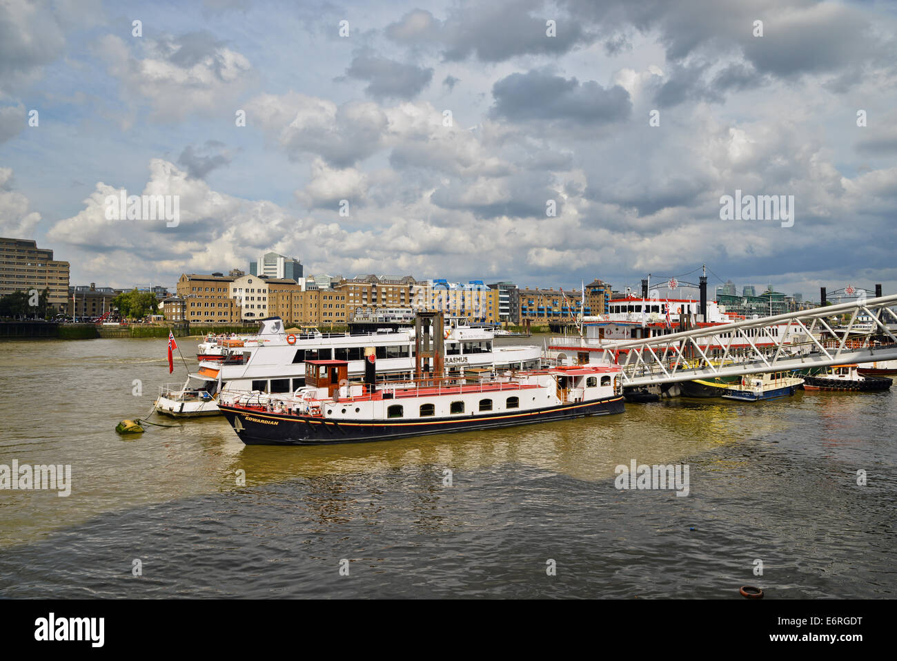 Flusskreuzfahrten auf dem Fluss Themse London Vereinigtes Königreich Stockfoto