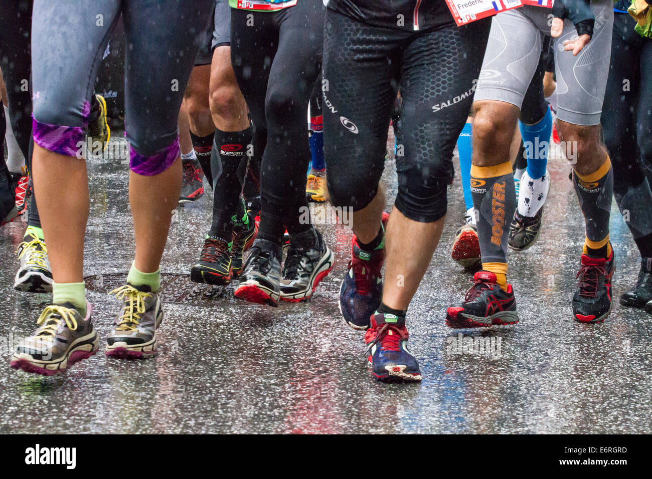 Chamonix Mont Blanc, Frankreich. 29. August 2014. UTMB begann im Regen von Chamonix Mont Blanc, Frankreich um 17.30 Uhr am 29.08.2014. Das Rennen führt durch 3 Alpenländer (Frankreich, Schweiz und Italien), über viele hohe Pässe für insgesamt 163km laufen und 9600m Höhe Gewinn insgesamt während der Umrundung des Mont Blanc-Massivs. Das Rennen wird in Teilautonomie mit nur ein paar Haltestellen für Futter und Wasser durchgeführt. Es ist für 2 Nächte und 2 Tage laufen. Die ersten Läufer werden voraussichtlich Chamonix um 14 Uhr morgen am nächsten Tag erreichen. Bildnachweis: Genyphyr Novak/Alamy Live-Nachrichten Stockfoto