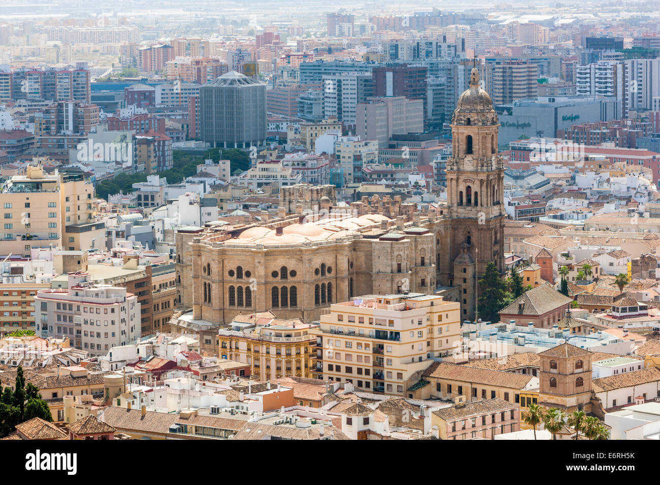 Blick über die Stadt vom Castillo de Gibralfaro in Richtung Kathedrale von Málaga, Costa Del Sol, Andalusien, Spanien, Europa. Stockfoto