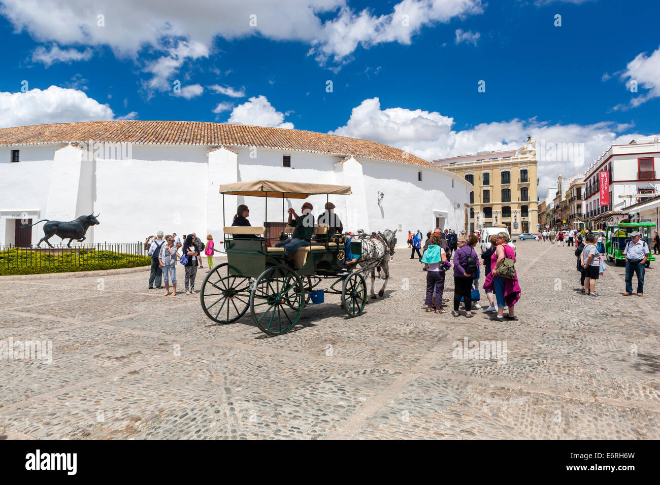 Pferdekutsche-Fahrerhaus, Stierkampfarena, die Plaza Teniente Arce, Ronda, Malaga Provinz, Andalusien, Spanien, Europa. Stockfoto