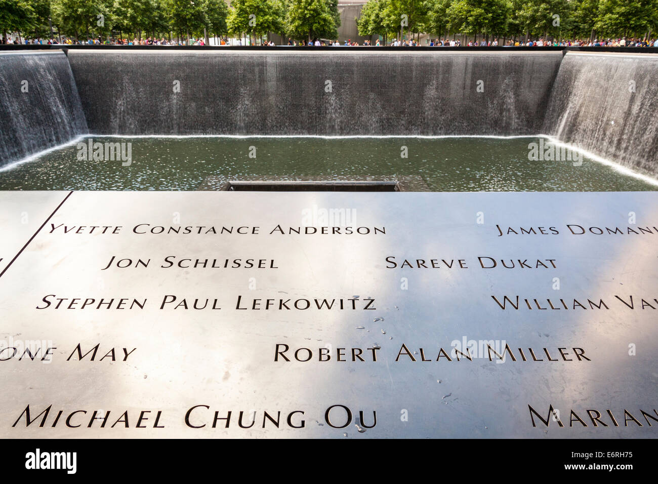 Einer der beiden Wasserfälle am National September 11 Memorial, World Trade Center, Manhattan, New York City, New York, USA Stockfoto