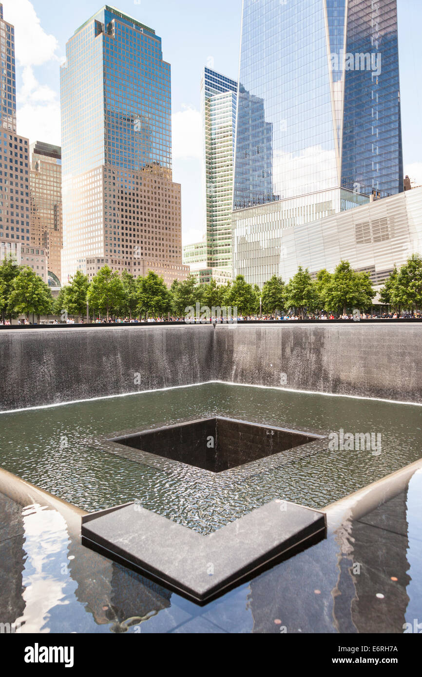 Einer der beiden Wasserfälle am National September 11 Memorial, World Trade Center, Manhattan, New York City, New York, USA Stockfoto