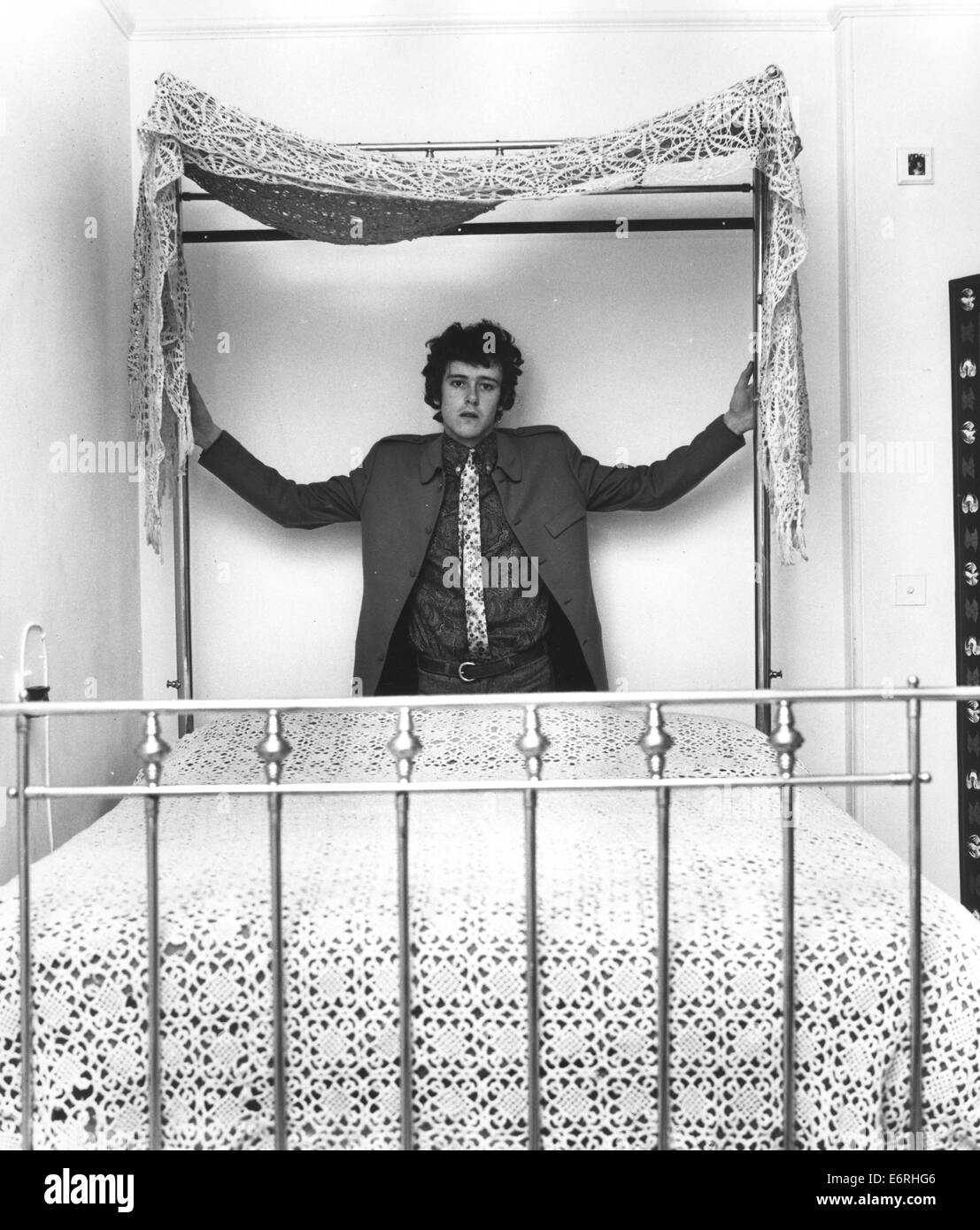 London, UK, UK. 2. Oktober 1970. DONOVAN (geb. DONOVAN PHILIPS LEITCH, 10. Mai 1946) ist eine schottische Sängerin, Songwriter und Gitarrist. Er entwickelte einen eklektischen und unverwechselbaren Stil, das Folk, Jazz, Pop, Psychedelia und Weltmusik (insbesondere Calypso) gemischt. Bild - Maida Vale, Paddington, London, England - Sänger Musiker DONOVAN, 19, entspannen in Maida Vale nach Hause hinter seinem viktorianischen Messingbett mit Spitze gehäkelt Baldachin. © KEYSTONE Pictures/ZUMAPRESS.com/Alamy Live-Nachrichten Stockfoto