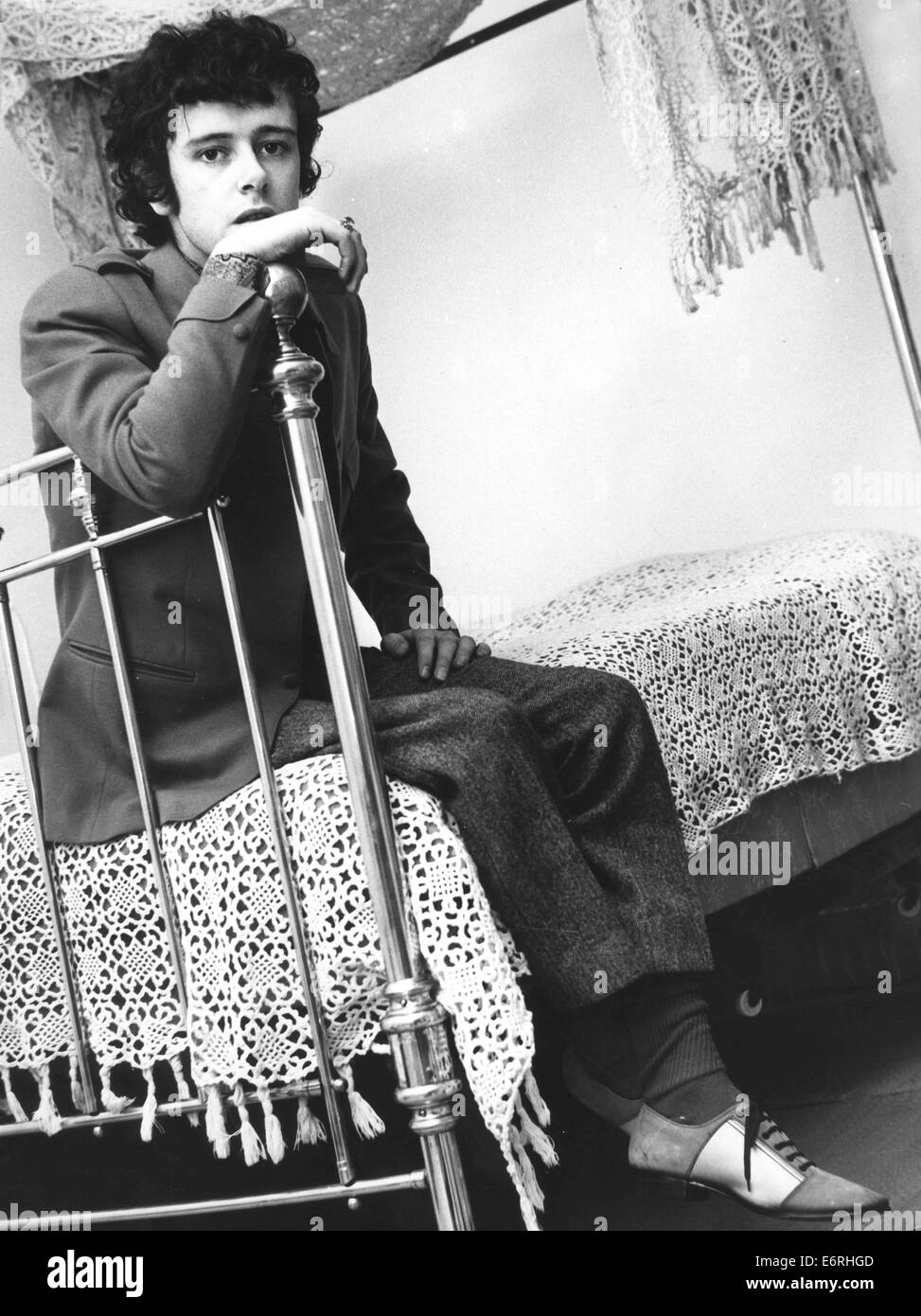 London, UK, UK. 2. Oktober 1970. DONOVAN (geb. DONOVAN PHILIPS LEITCH, 10. Mai 1946) ist eine schottische Sängerin, Songwriter und Gitarrist. Er entwickelte einen eklektischen und unverwechselbaren Stil, das Folk, Jazz, Pop, Psychedelia und Weltmusik (insbesondere Calypso) gemischt. Bild - Maida Vale, Paddington, London, England - Sänger Musiker DONOVAN, 19, entspannen am Maida Vale nach Hause sitzen auf seinem viktorianischen Messingbett mit gehäkelter Spitze Baldachin, schöne Gedanken. © KEYSTONE Pictures/ZUMAPRESS.com/Alamy Live-Nachrichten Stockfoto