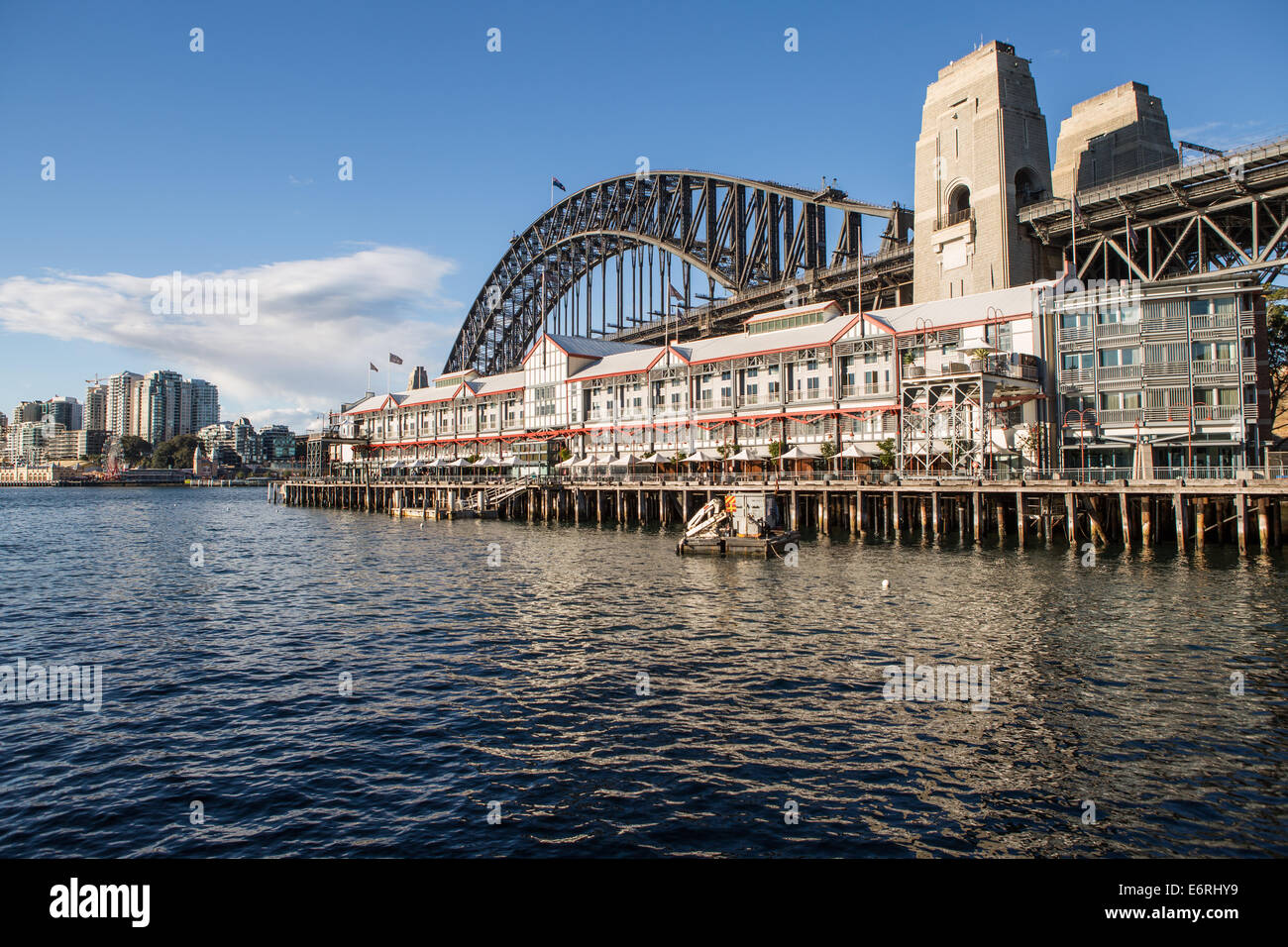 Walsh Bay in Sydney zeigen Pier One vor der Harbour Bridge nach Nord-Ost Stockfoto