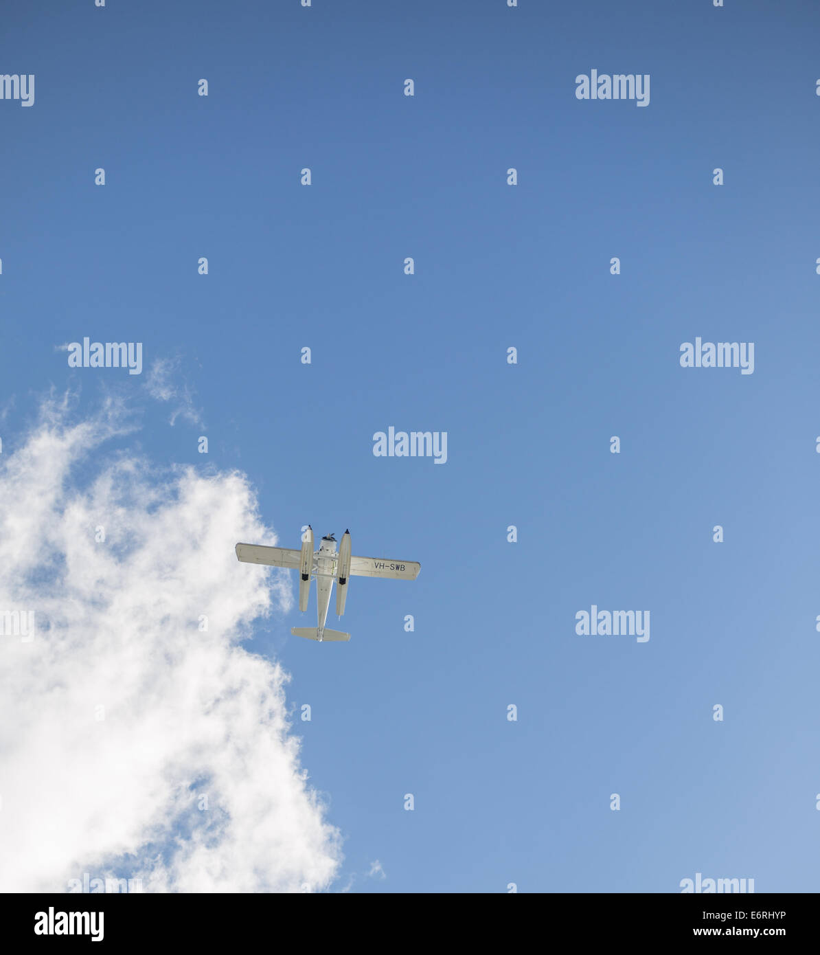 Ein Wasserflugzeug fliegt über Sydney Harbour Stockfoto