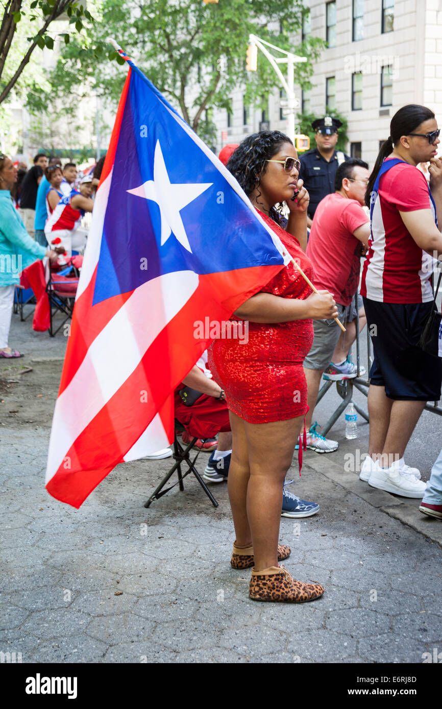 Frau mit Puerto Rico Flagge während der 8. Juni 2014 Puerto Rico Parade, Manhattan, New York City, New York, USA Stockfoto