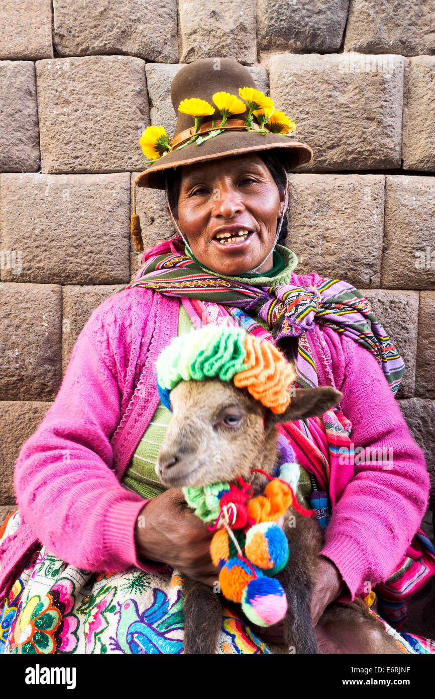 Quechua-Frau in traditioneller Kleidung mit einem Baby Lama - Cusco, Peru Stockfoto