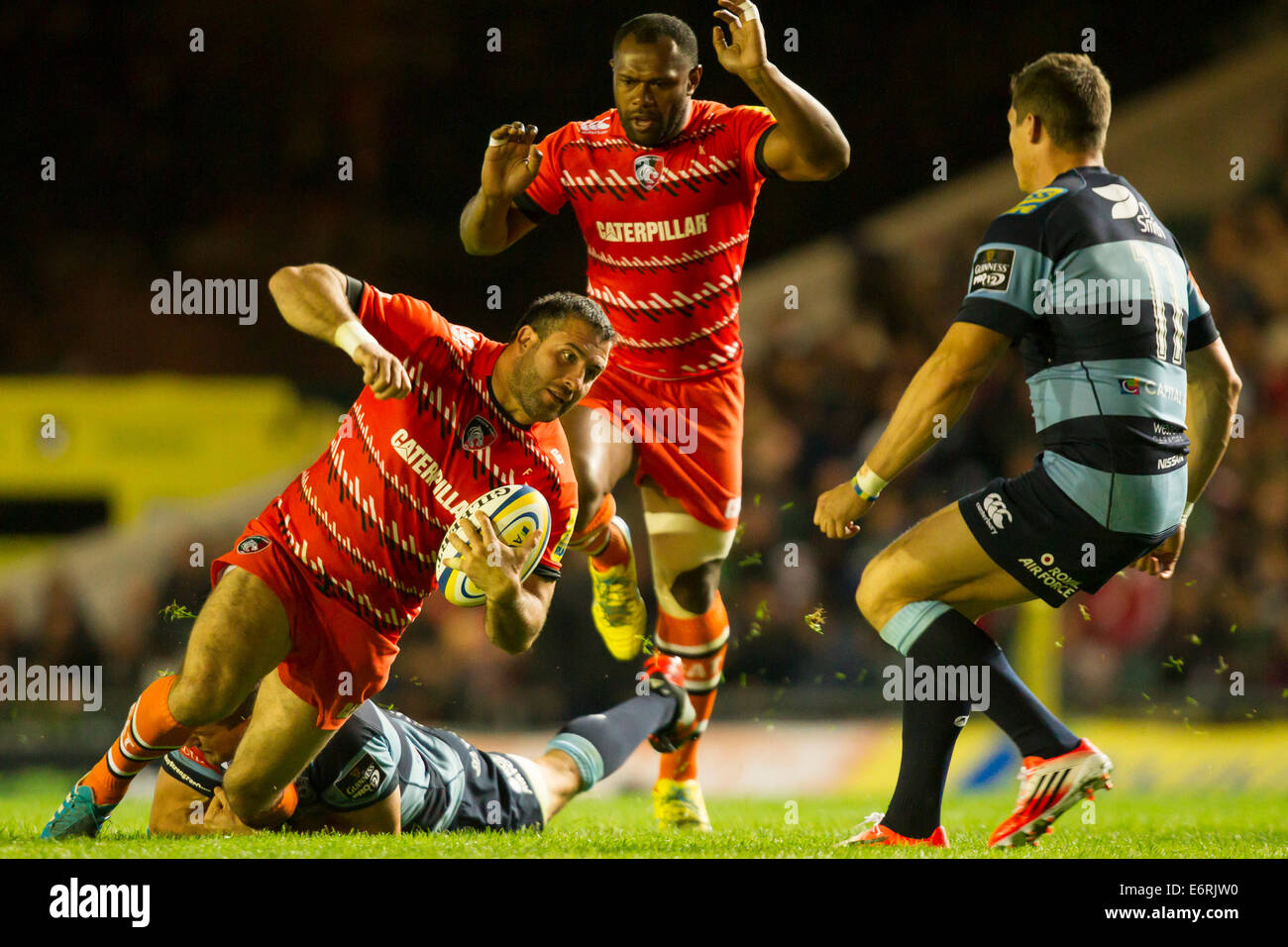 Leicester, UK. 29. August 2014. Leicester Tigers gegen Cardiff Blues. Robert Barbieri (Leicester Tigers) in Angriff genommen wird. Bildnachweis: Aktion Plus Sport/Alamy Live-Nachrichten Stockfoto