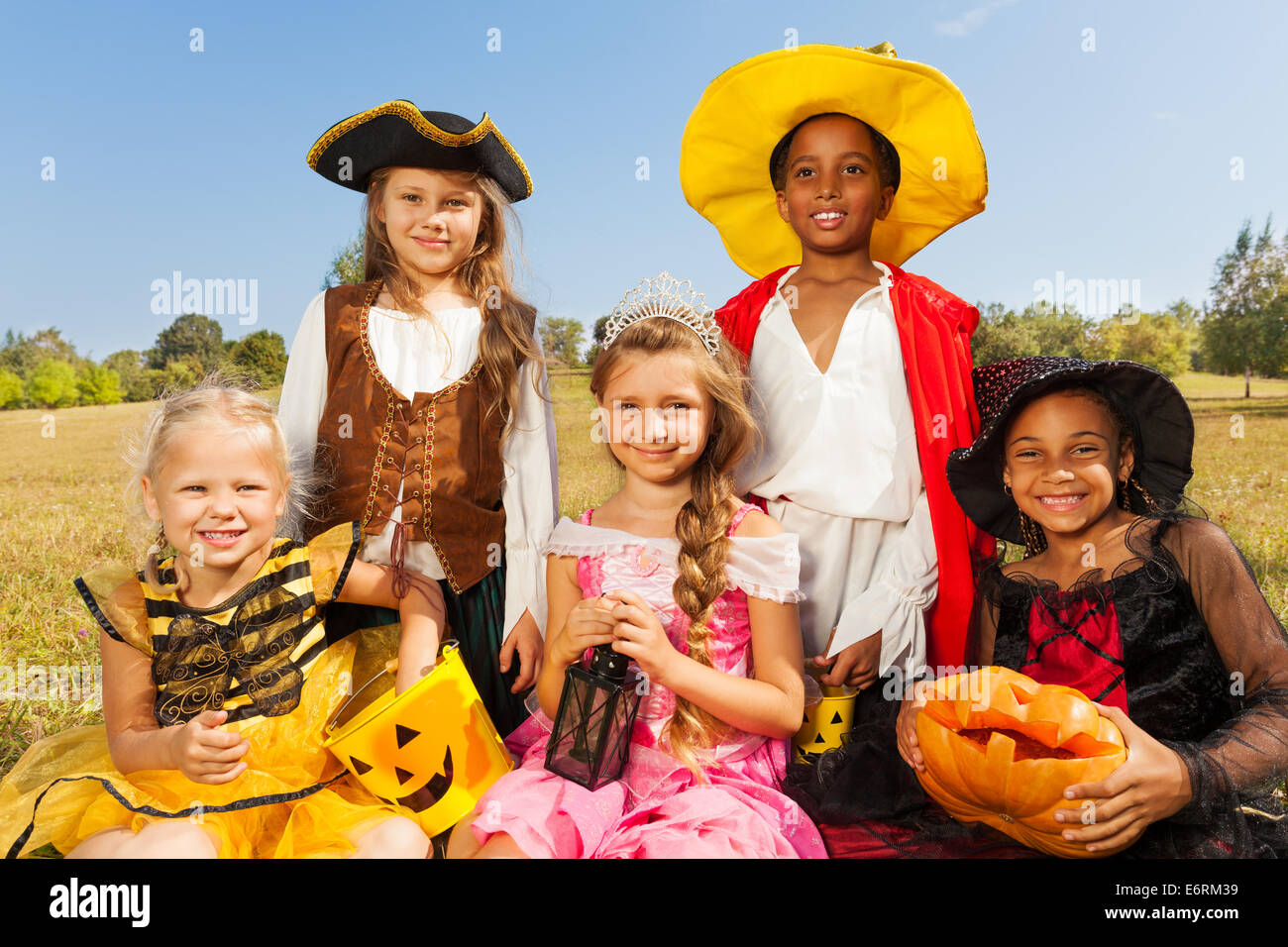 Multinationale Kinder in Halloween-Kostümen Stockfoto