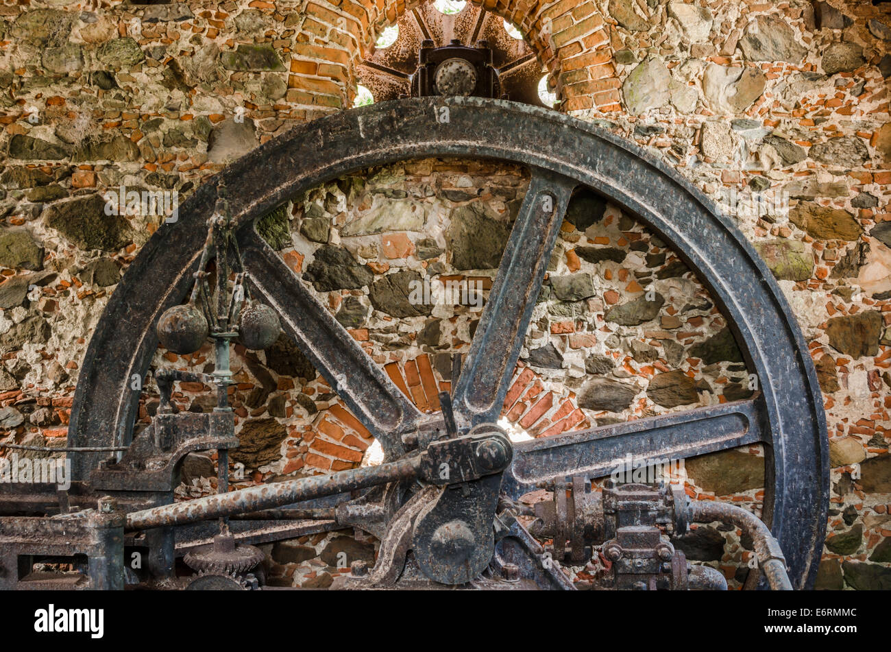 Ein Eisenrad hängt auf den Ruinen einer alten Zuckerplantage in der Karibik Stockfoto