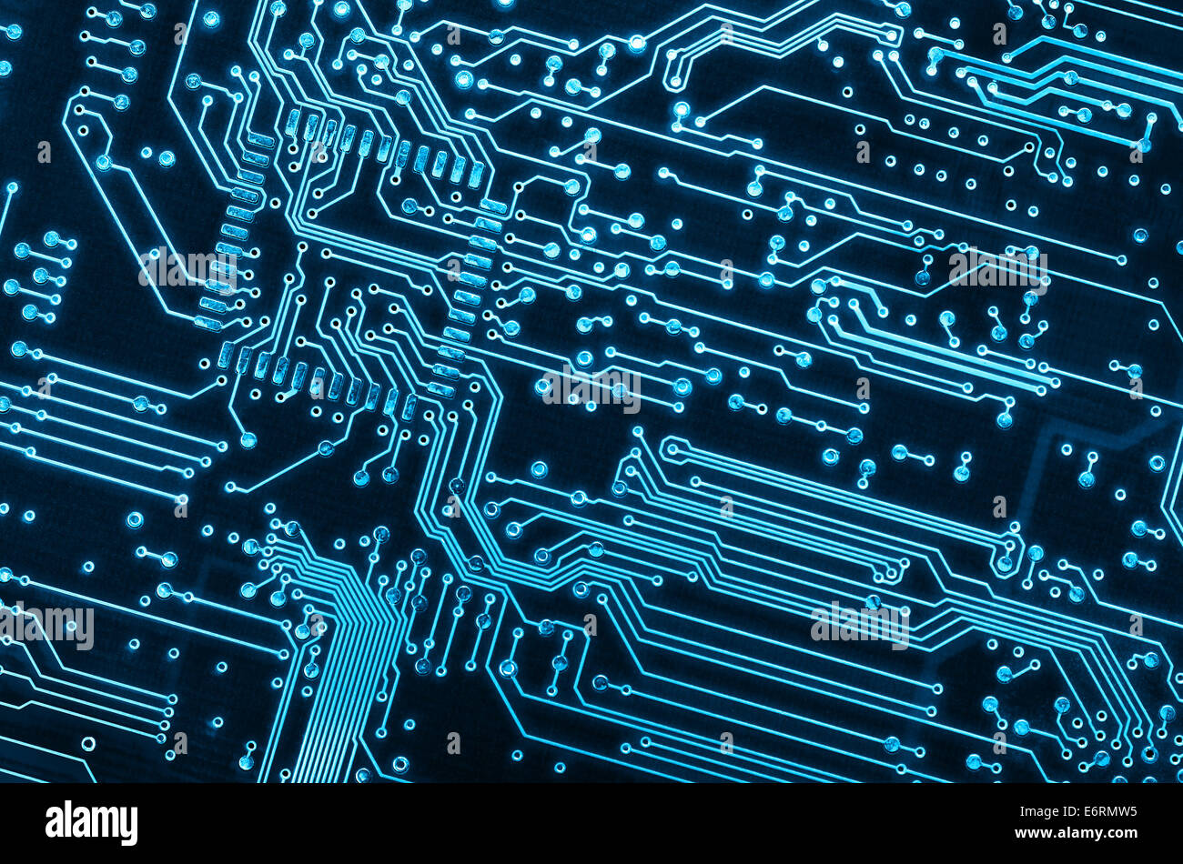 Hintergrund einer blauen elektronischen Leiterplatte hautnah Stockfoto
