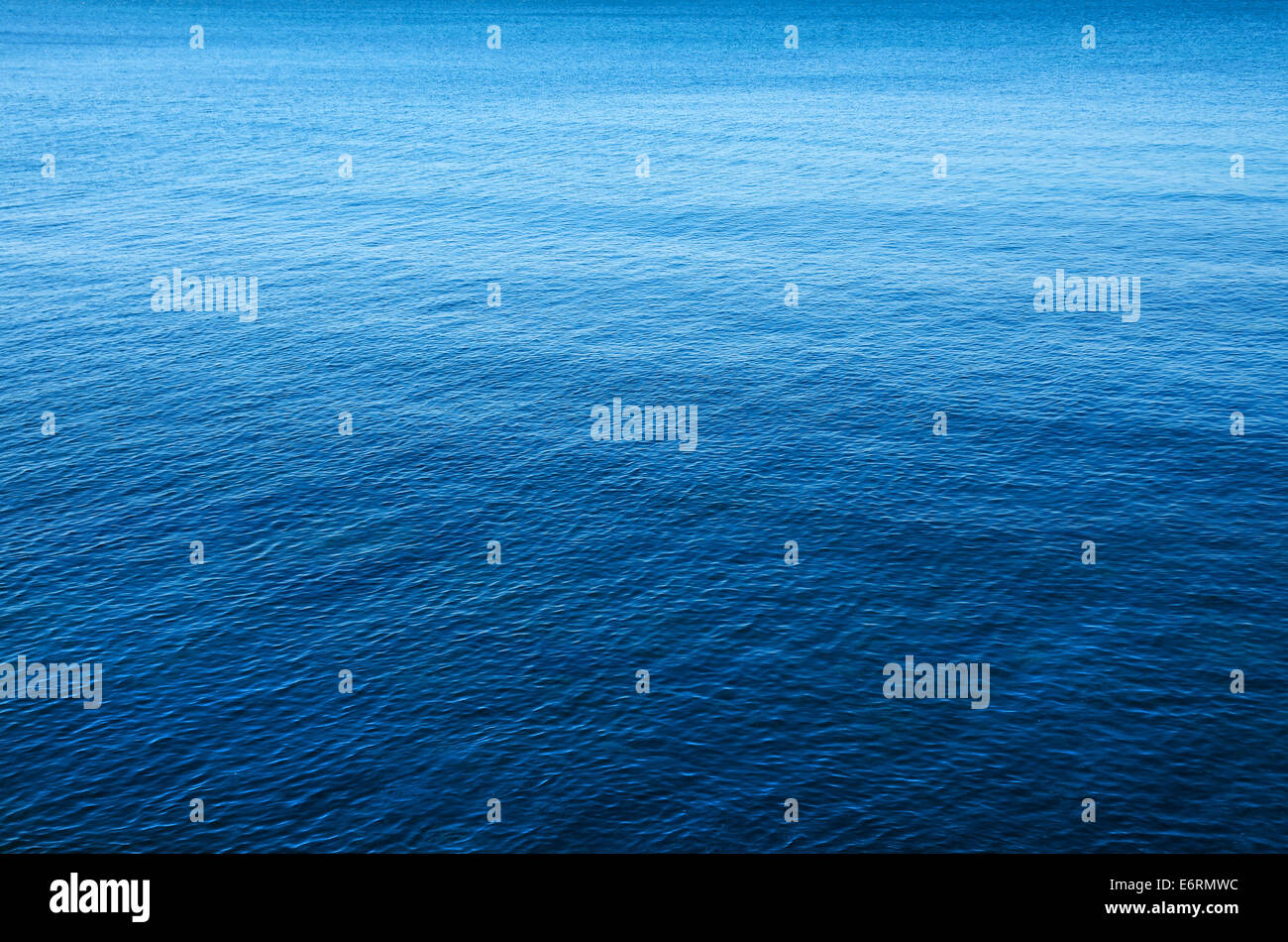 Hintergrundbild von einem ruhigen und friedlichen blauen Meer Stockfoto