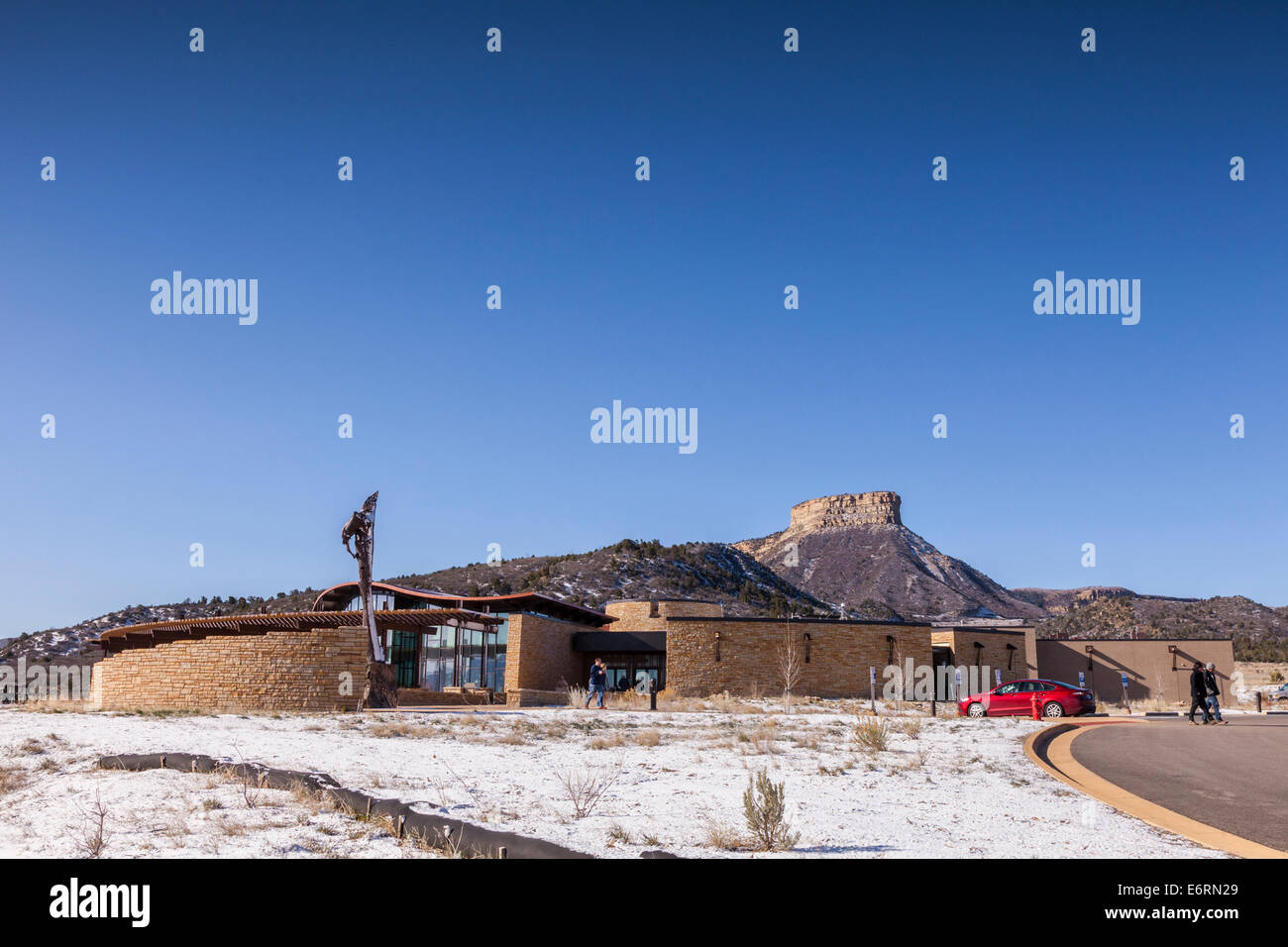 Das Besucherzentrum in Mesa Verde Nationalpark an einem hellen Frühlingstag. Stockfoto