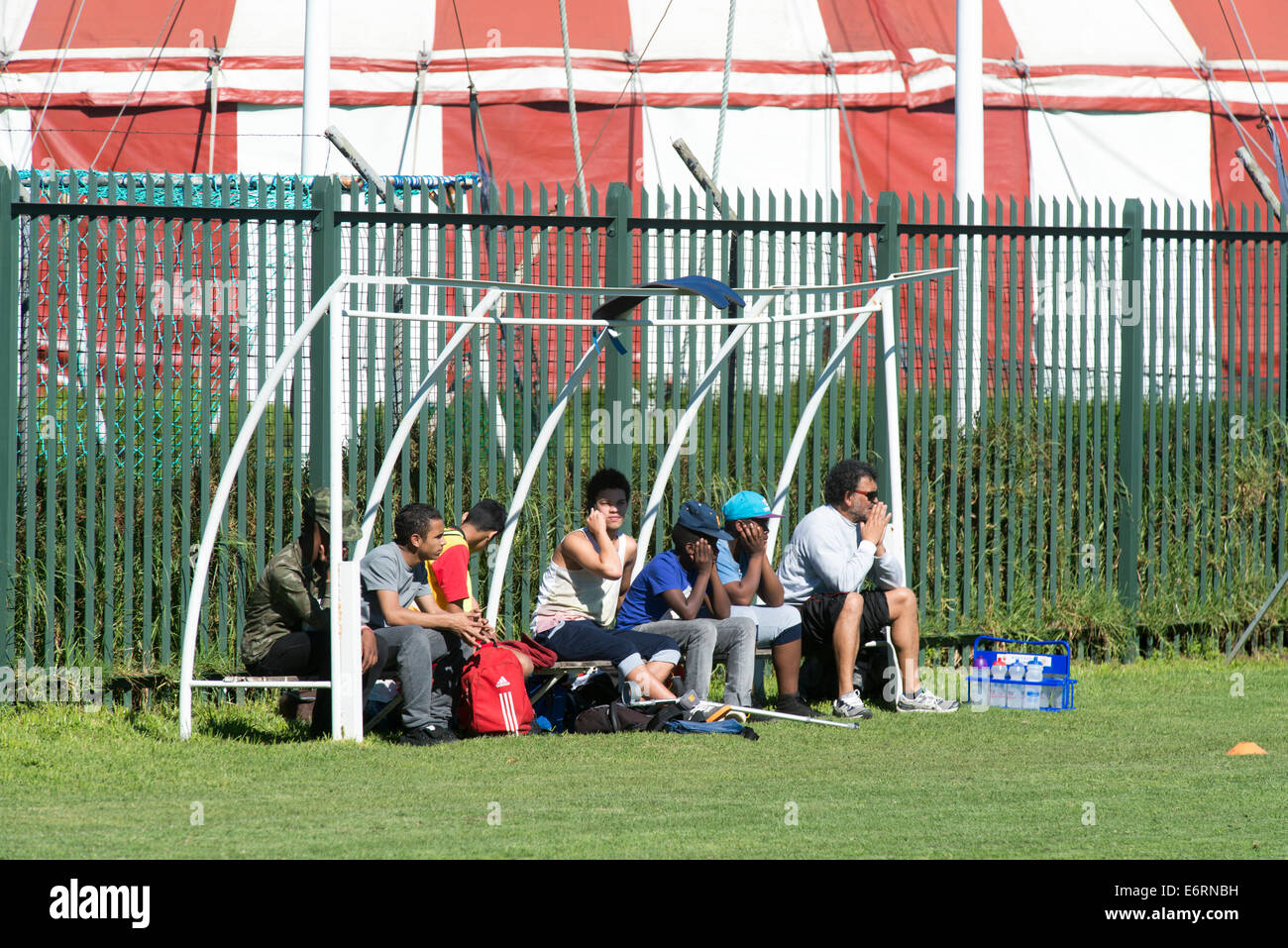 Mannschaftsbank mit Fußball-Fans und Trainer, die gerade einer Spiels, Cape Town, Südafrika Stockfoto