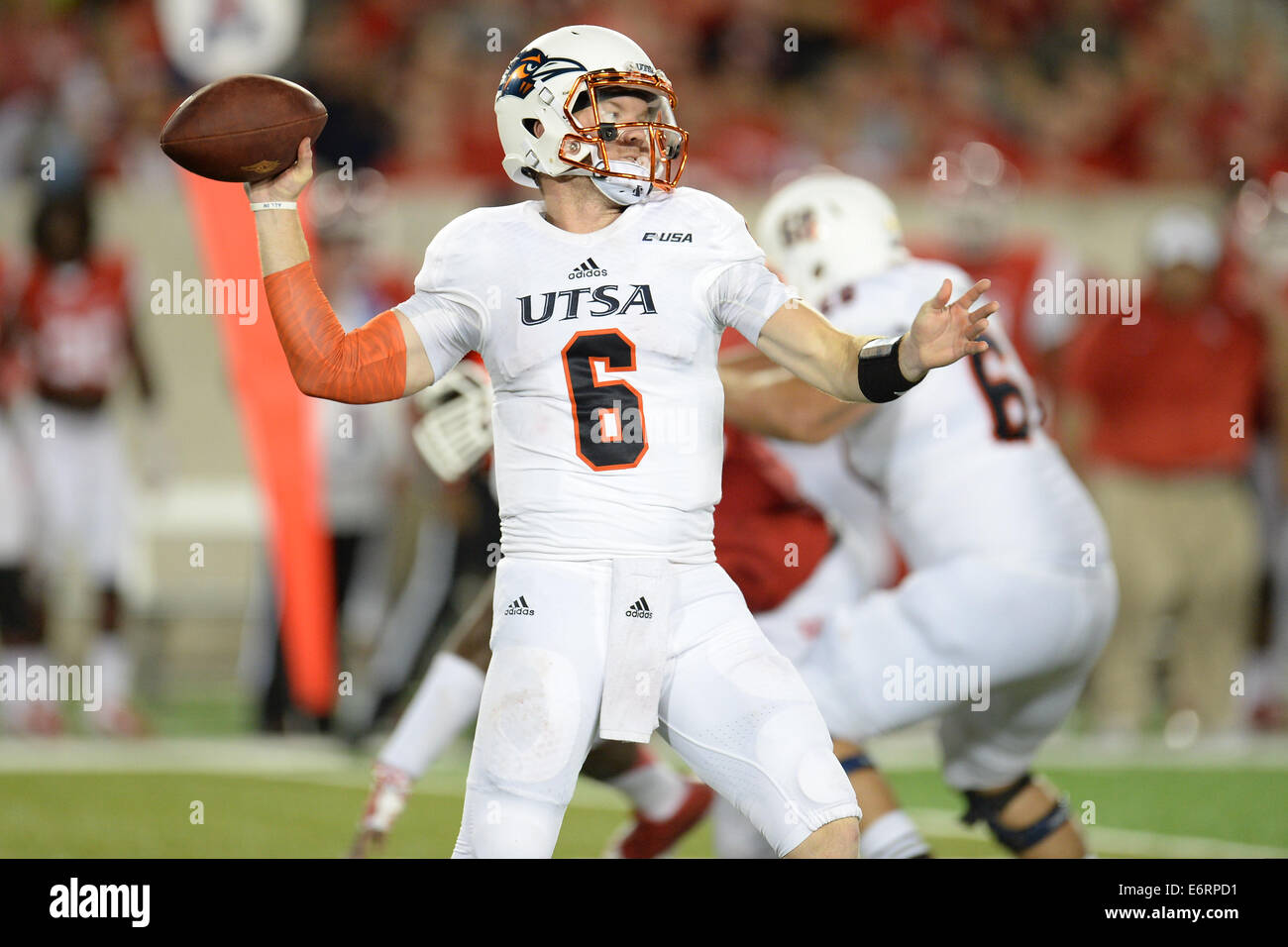 Houston, Texas, USA. 29. August 2014. UTSA Roadrunners Quarterback Tucker Carter (6) macht einem Pass während der 1. Hälfte der NCAA Football-Spiel zwischen der University of Houston Cougars und UTSA Roadrunners im TDECU-Stadion in Houston, TX am 29. August 2014. Bildnachweis: Trask Smith/ZUMA Draht/Alamy Live-Nachrichten Stockfoto