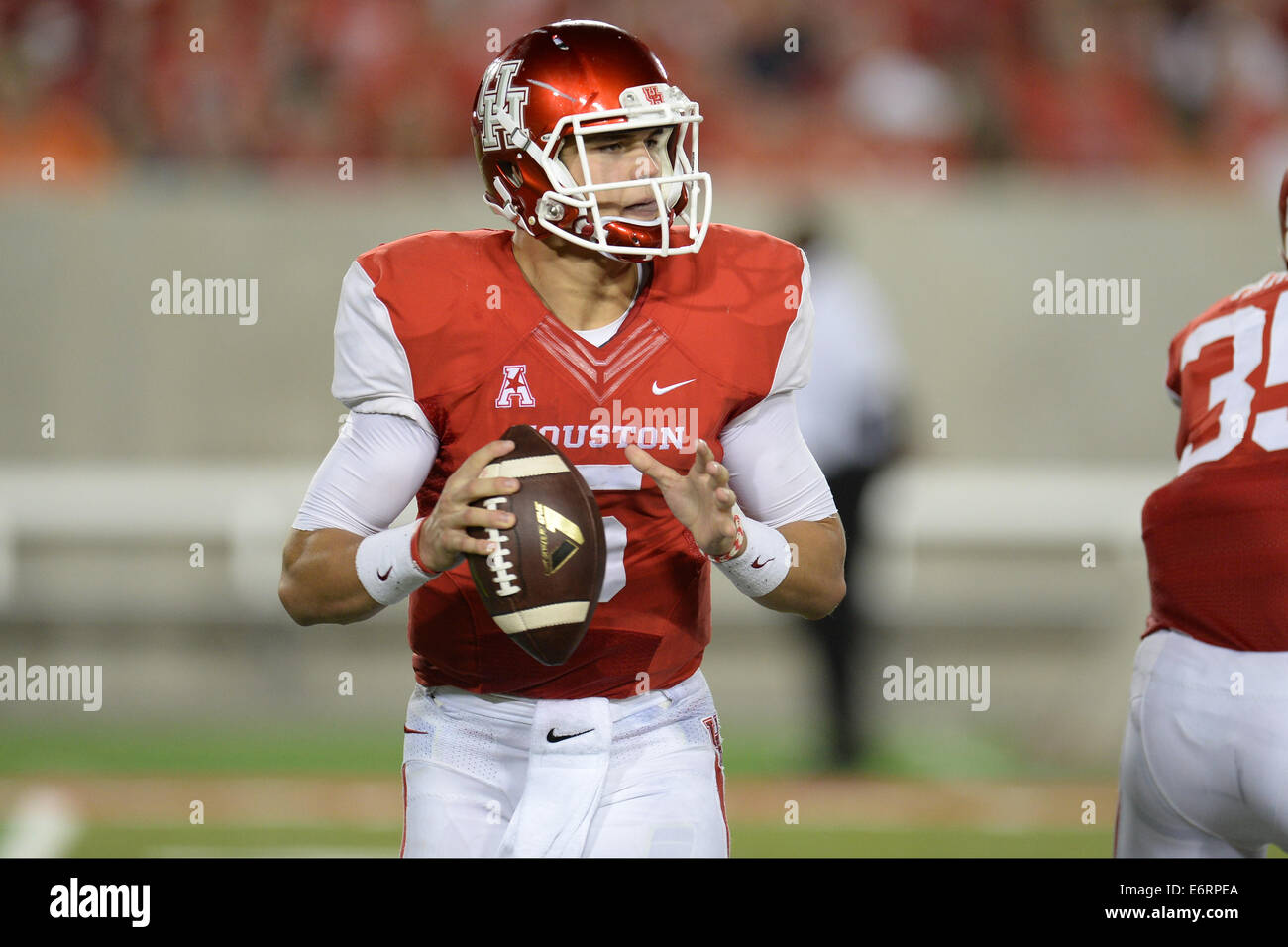 Houston, Texas, USA. 29. August 2014. Universität von Houston Cougars quarterback John O'Korn (5) Tropfen wieder im 2. Halbjahr der NCAA Football-Spiel zwischen der University of Houston Cougars und UTSA Roadrunners im TDECU Stadion in Houston, TX am 29. August 2014. UTSA gewann das Spiel 27-7. Bildnachweis: Trask Smith/ZUMA Draht/Alamy Live-Nachrichten Stockfoto