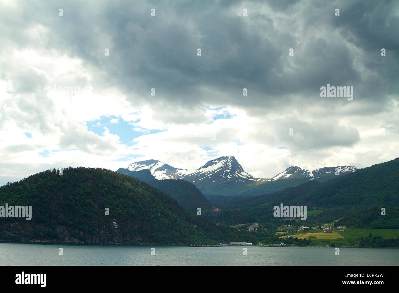 malerische Landschaften der nördlichen norwegischen Fjorde. Stockfoto