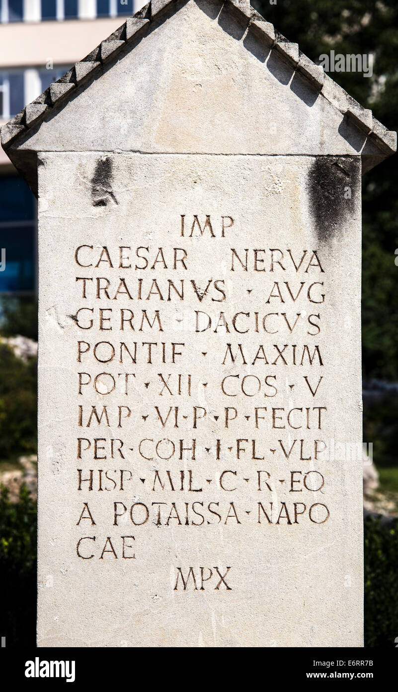 Lateinische Inschrift auf dem Roman Miliarium (Meilenstein) gewidmet Kaiser Traian in Rumänien Stockfoto