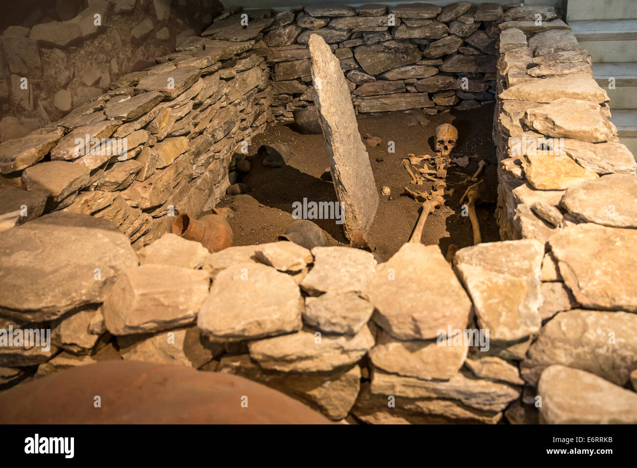 Menschliches Skelett und Eisenzeit Grabstätte aus der Wohnung von Kastri Theologos in das archäologische Museum von Limenas angezeigt Stockfoto