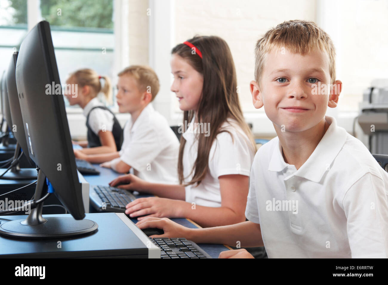 Männliche elementare Schüler in Computer Klasse Stockfoto