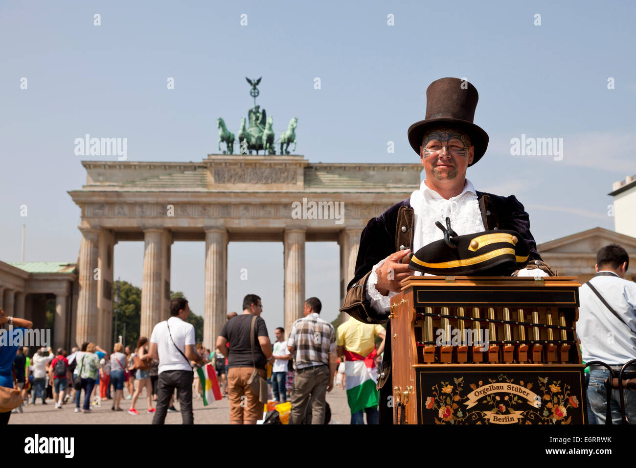 Drehorgelspieler mit Drehorgel und Zylinder vor dem Brandenburger Tor in Berlin, Deutschland, Europa Stockfoto