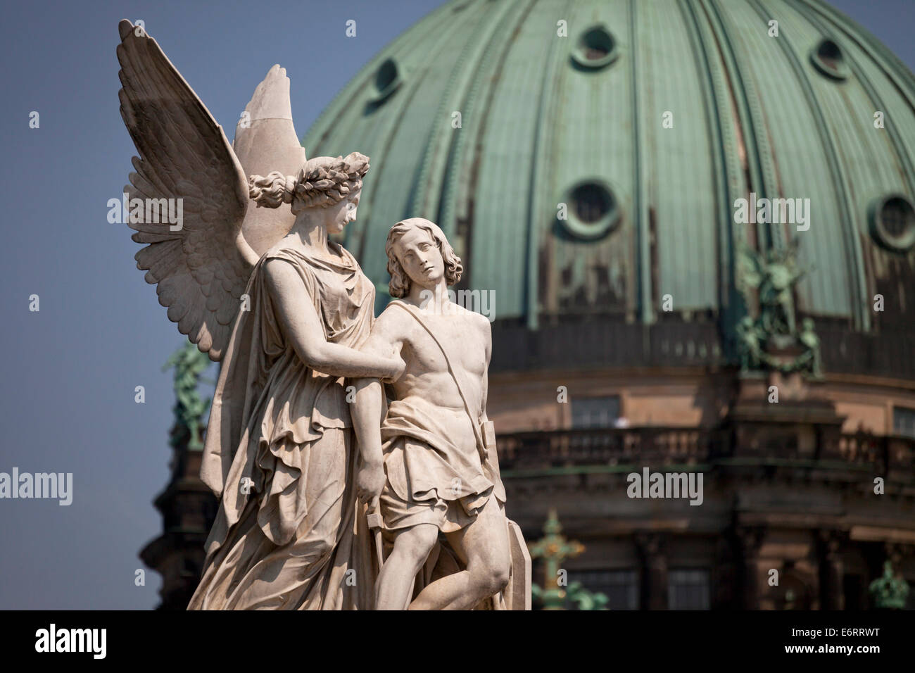 Marmor-Statuen von der Schloßbrücke / Palace Bridge und der Berliner Dom in Berlin, Deutschland, Europa Stockfoto