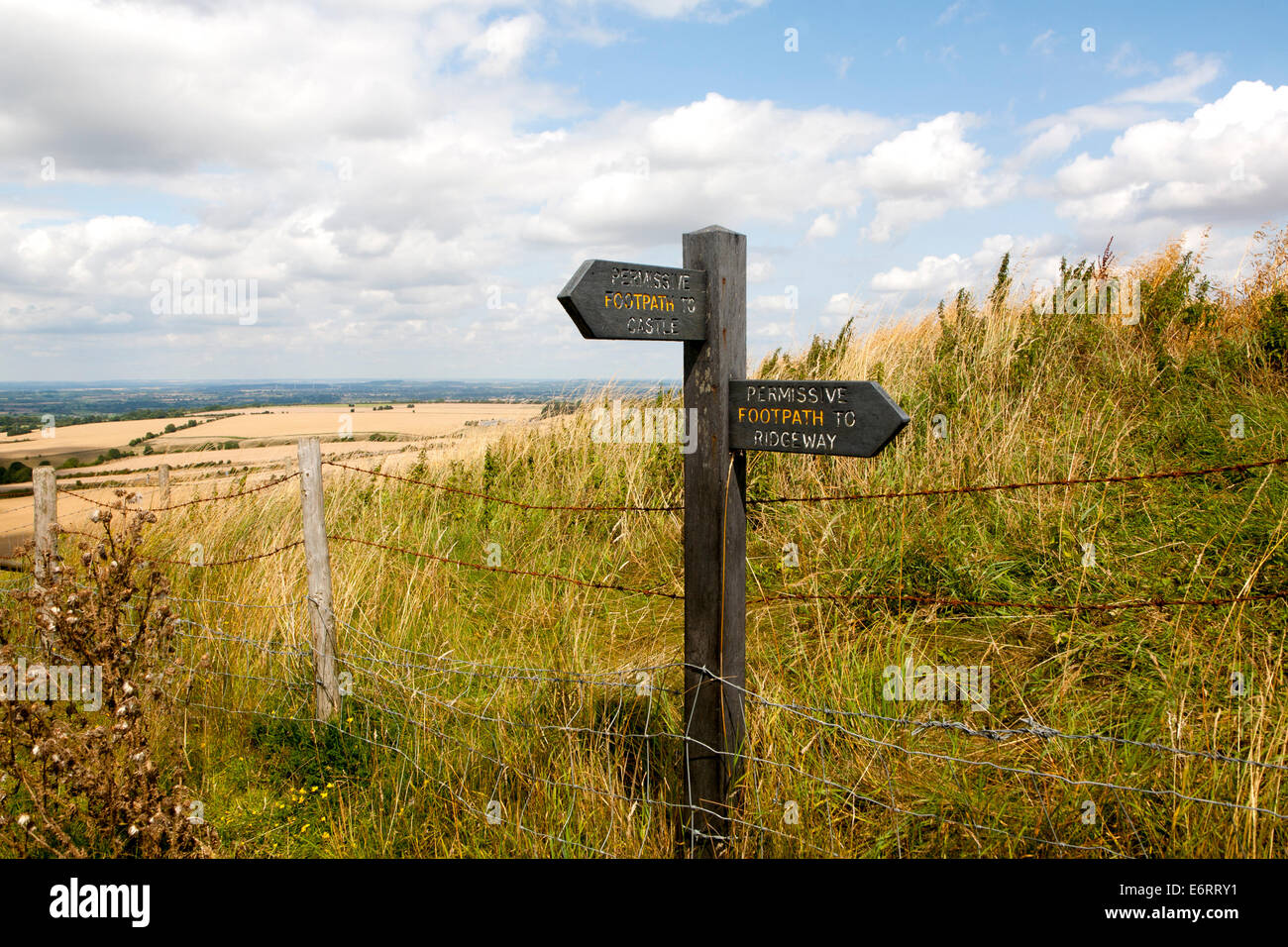 Wanderweg-Zeichen auf der Ridgeway Langstrecken-Wanderweg in der Nähe von Liddington Castle, Wiltshire, England Stockfoto