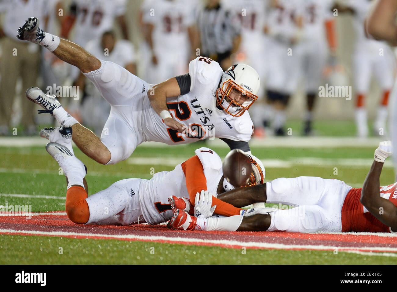 Houston, Texas, USA. 29. August 2014. UTSA Roadrunners Sicherheit NIC JOHNSTON (22) hilft, einen Pass im 2. Halbjahr eine NCAA Football Spiel zwischen der University of Houston Cougars und UTSA Roadrunners im TDECU Stadion in Houston aufzubrechen. UTSA gewann das Spiel 27-7. Bildnachweis: Trask Smith/ZUMA Draht/Alamy Live-Nachrichten Stockfoto