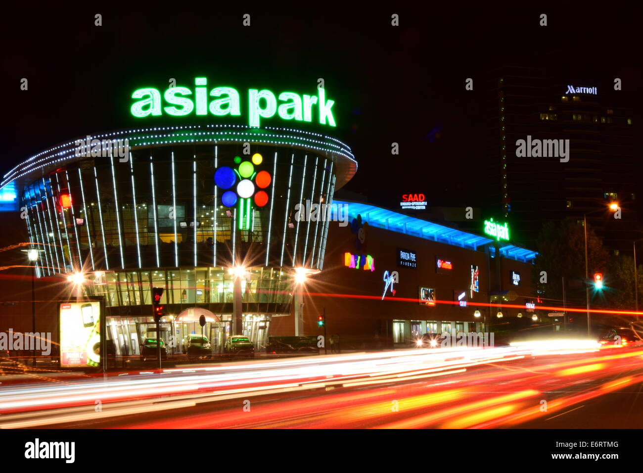 Einkaufszentrum ASIEN PARK in Astana, Kasachstan bei Nacht Stockfoto