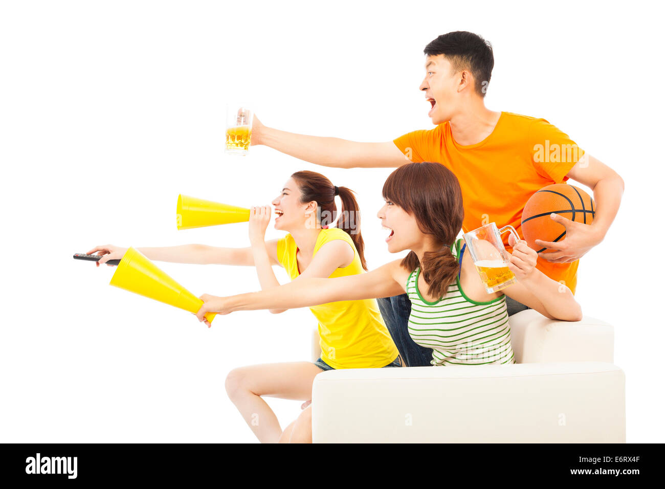 junge Menschen so aufgeregt zu schreien und beim Ball-Spiel ansehen Stockfoto