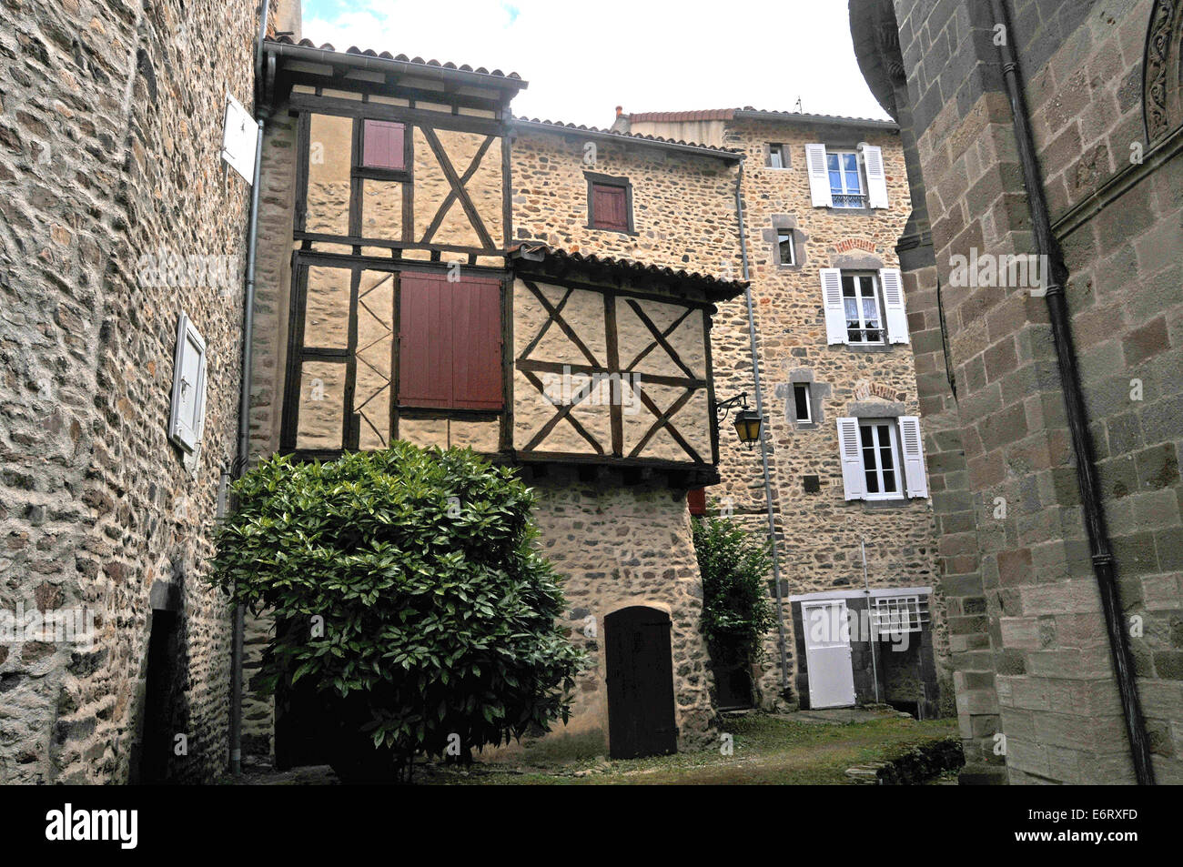 Fachwerkhaus restauriert in der mittelalterlichen Stadt von Blesle Haute Loire Auvergne Frankreich Stockfoto