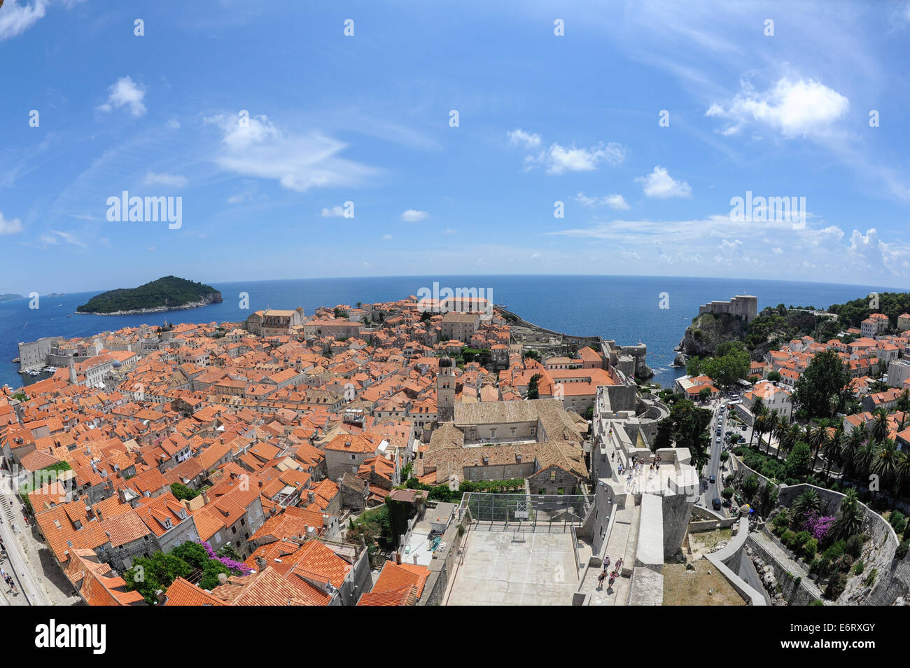 Die Altstadt von Dubrovnik, von der Festungsmauer, blickte auf die roten Ziegeldächer Stockfoto