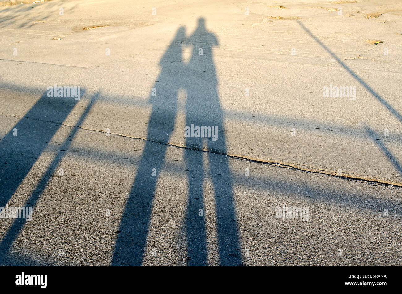 Mann und Frau lieben Silhouette bei Sonnenuntergang Stockfoto